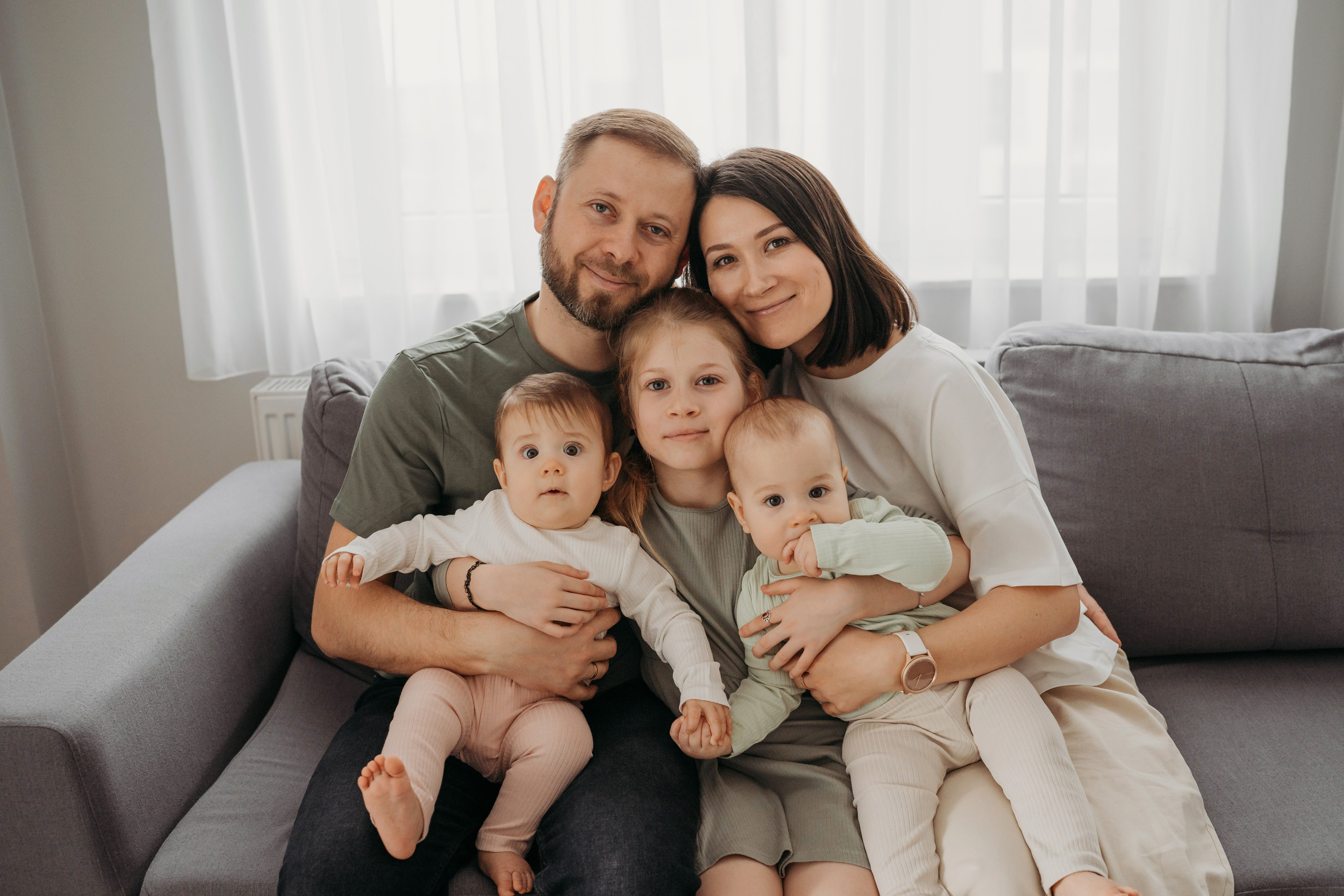 Настя, Саша, Даня и их родители. Фотограф новорожденных и детей первого года Евгения Михалькевич