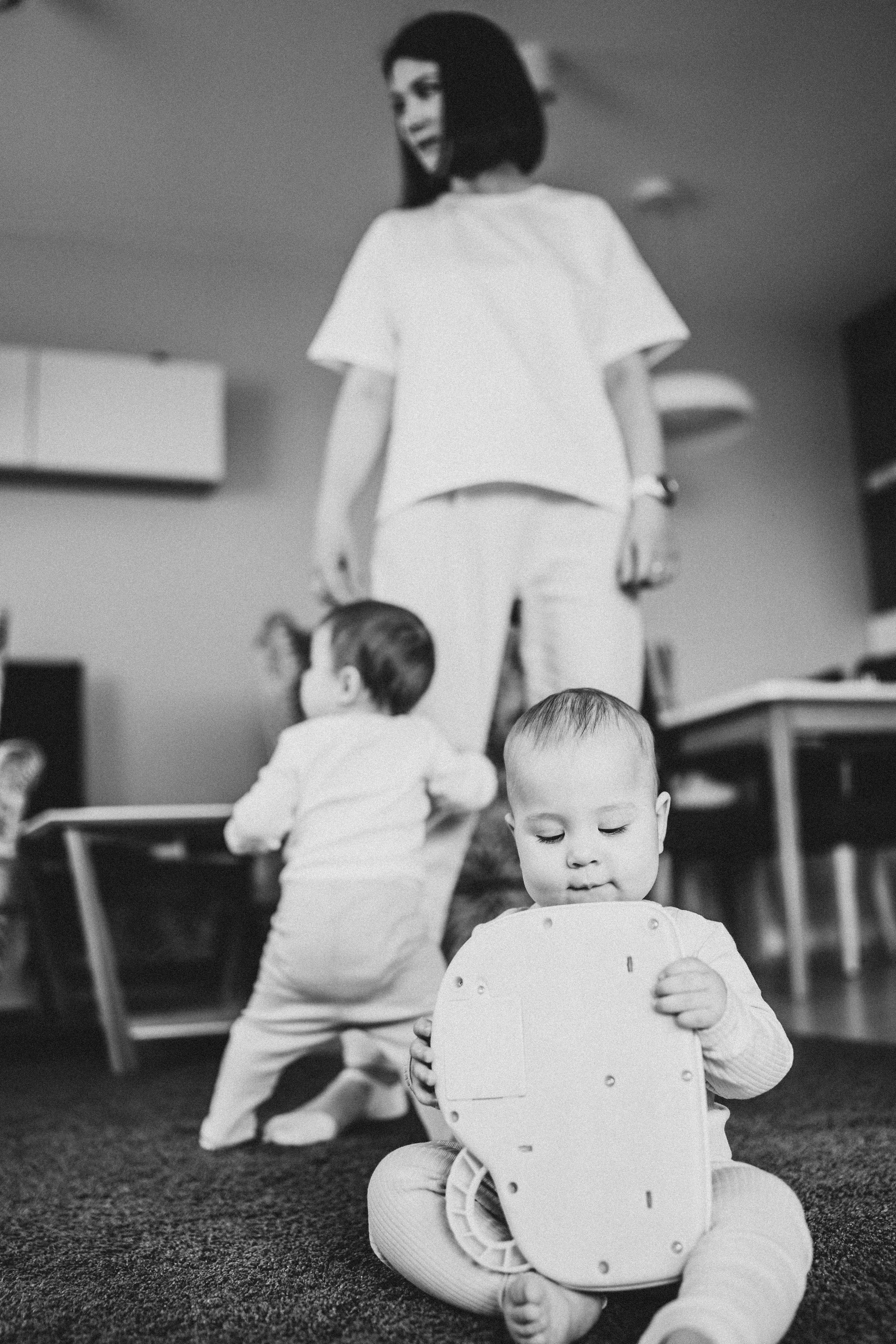 Настя, Саша, Даня и их родители. Фотограф новорожденных и детей первого года Евгения Михалькевич