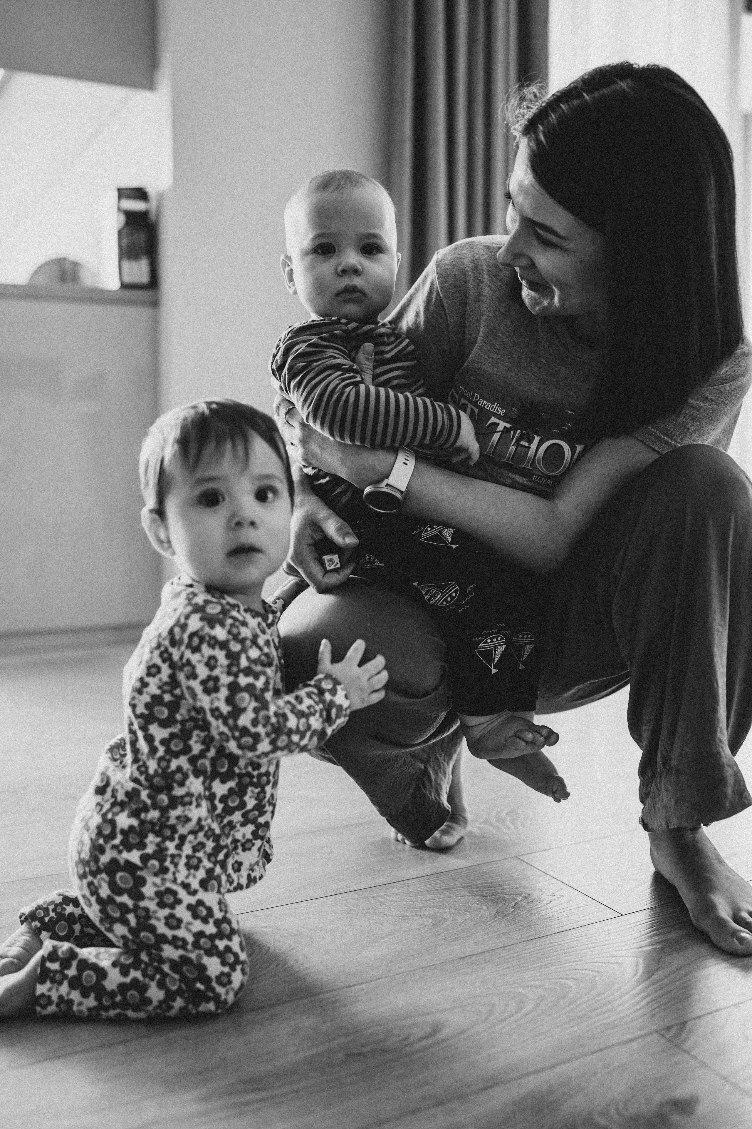 Настя, Саша, Даня и их родители. Фотограф новорожденных и детей первого года Евгения Михалькевич