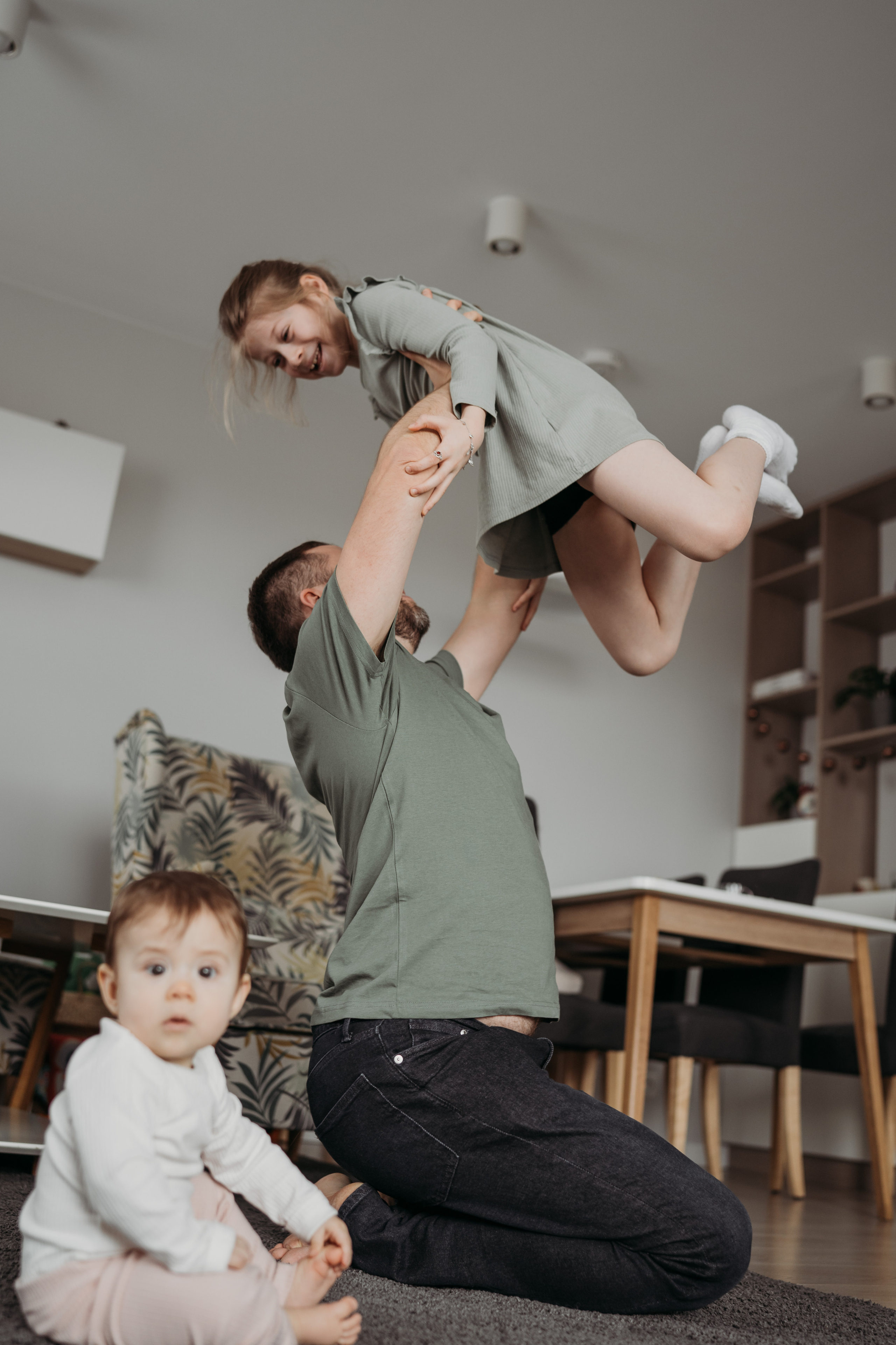 Настя, Саша, Даня и их родители. Фотограф новорожденных и детей первого года Евгения Михалькевич