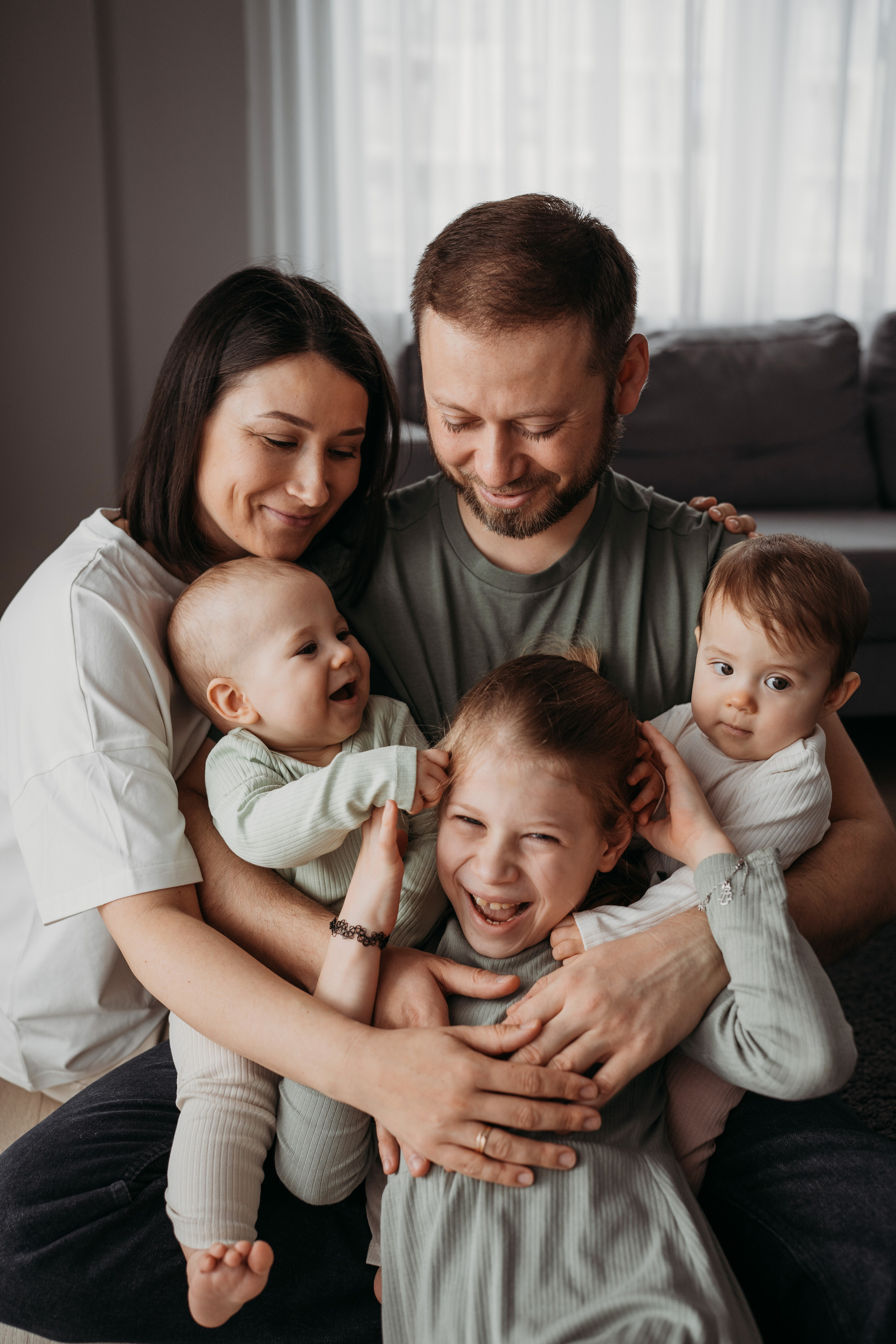 Настя, Саша, Даня и их родители. Фотограф новорожденных и детей первого года Евгения Михалькевич