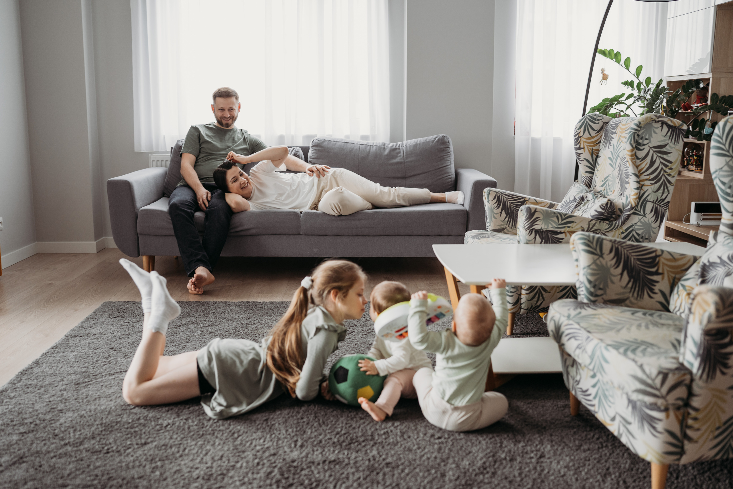 Настя, Саша, Даня и их родители. Фотограф новорожденных и детей первого года Евгения Михалькевич