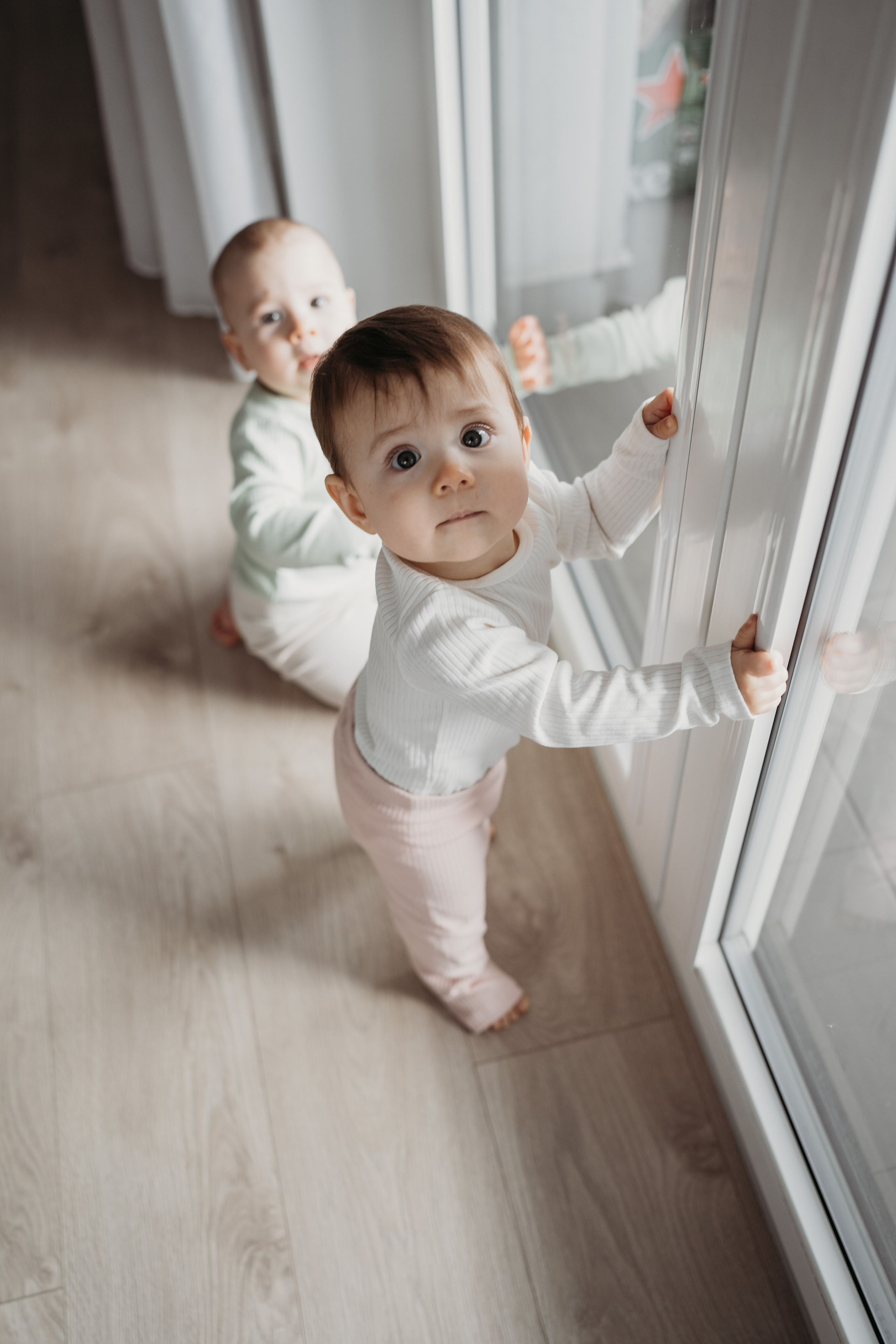 Настя, Саша, Даня и их родители. Фотограф новорожденных и детей первого года Евгения Михалькевич