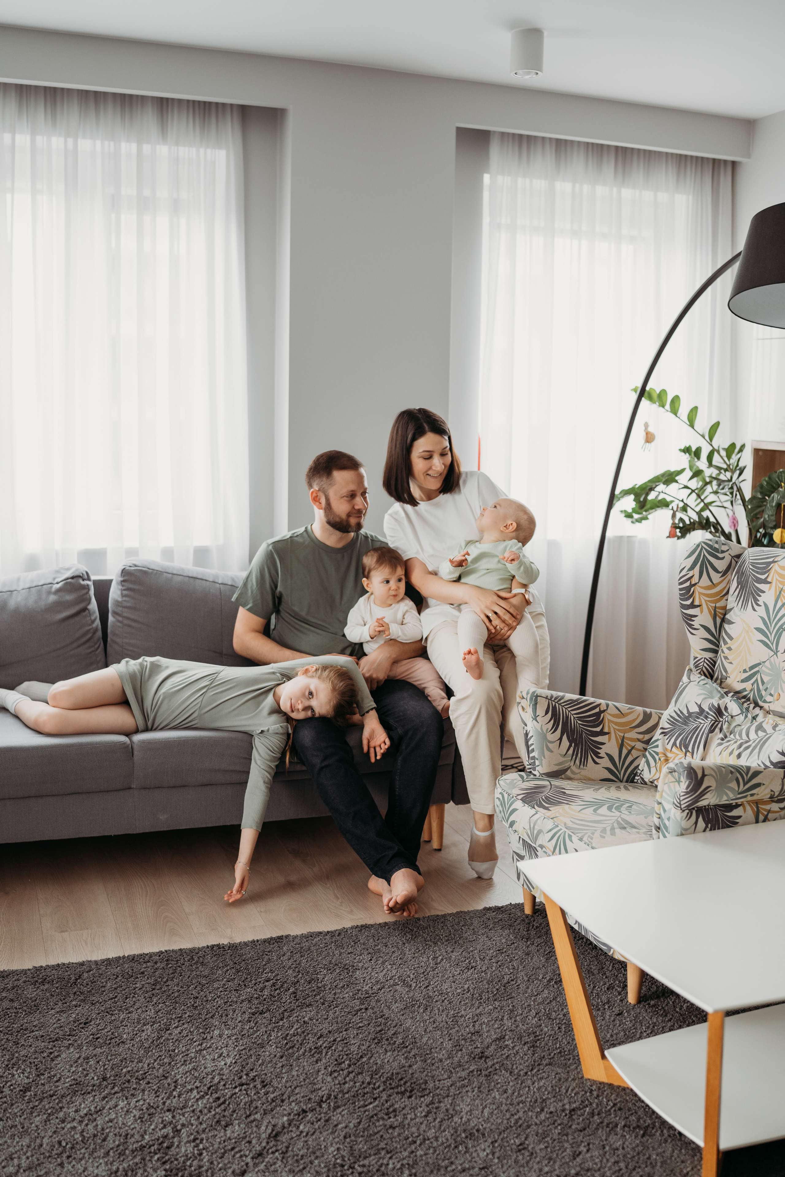 Настя, Саша, Даня и их родители. Фотограф новорожденных и детей первого года Евгения Михалькевич