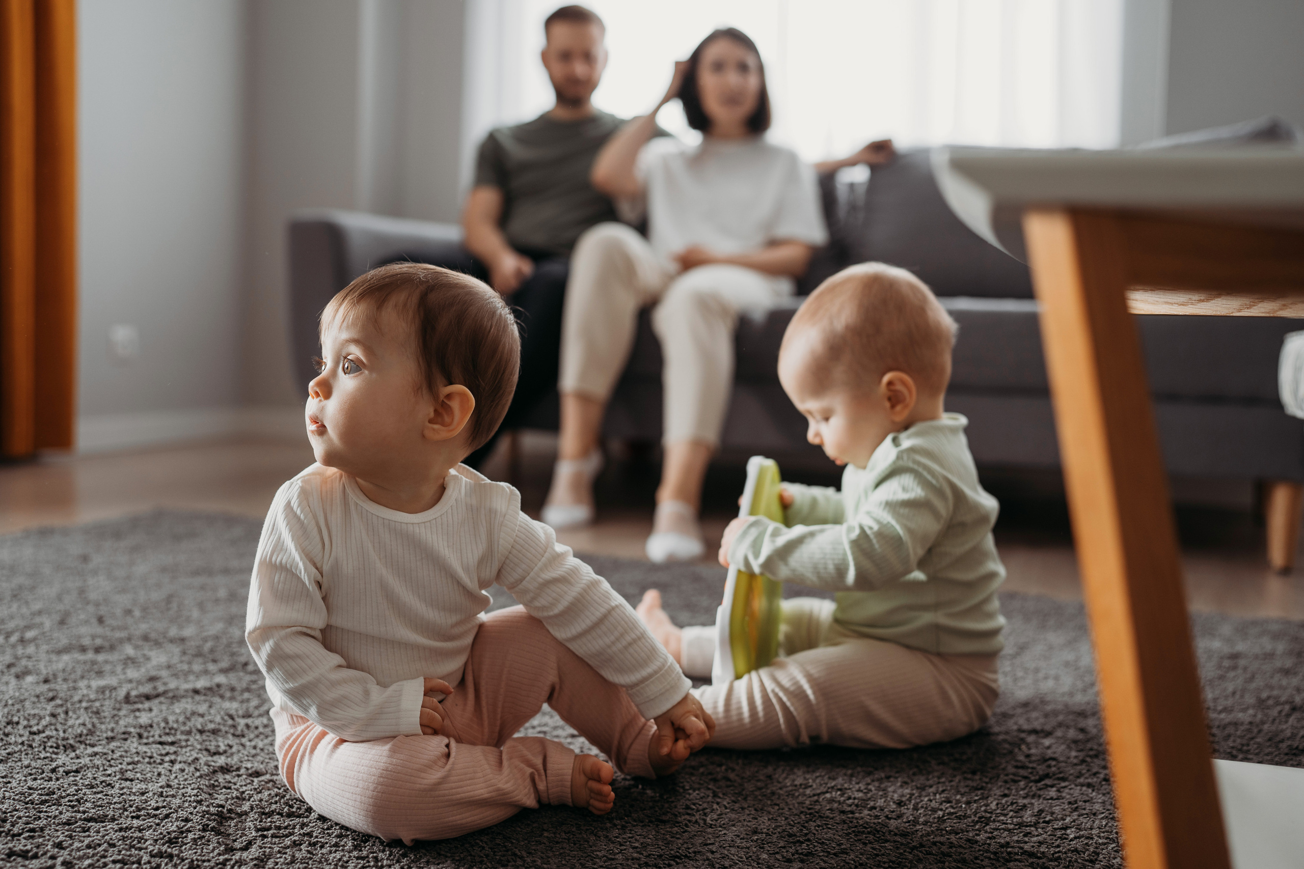 Настя, Саша, Даня и их родители. Фотограф новорожденных и детей первого года Евгения Михалькевич