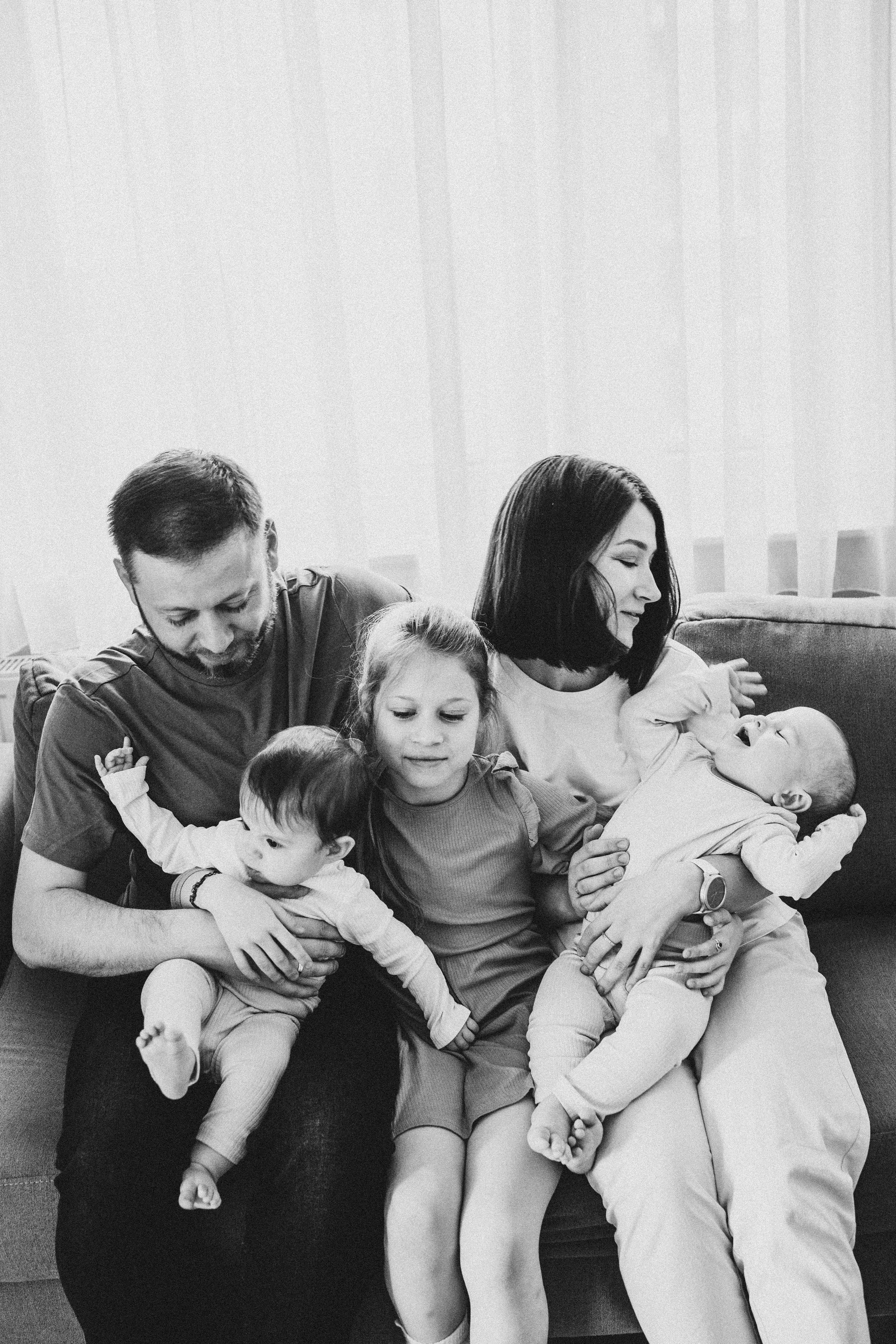 Настя, Саша, Даня и их родители. Фотограф новорожденных и детей первого года Евгения Михалькевич