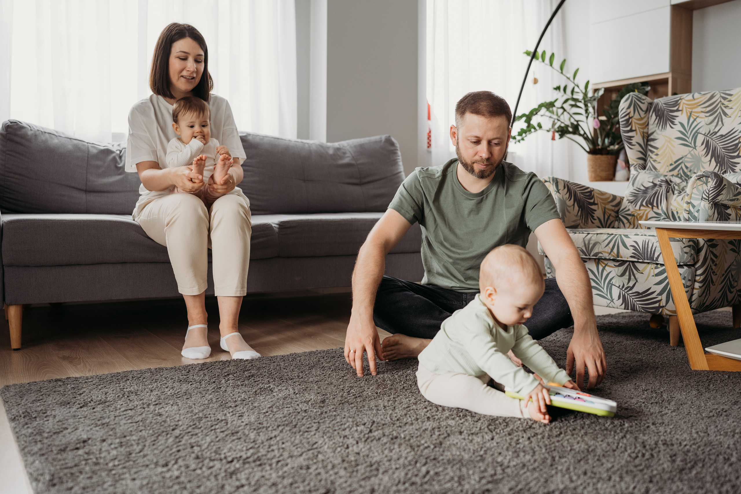 Настя, Саша, Даня и их родители. Фотограф новорожденных и детей первого года Евгения Михалькевич