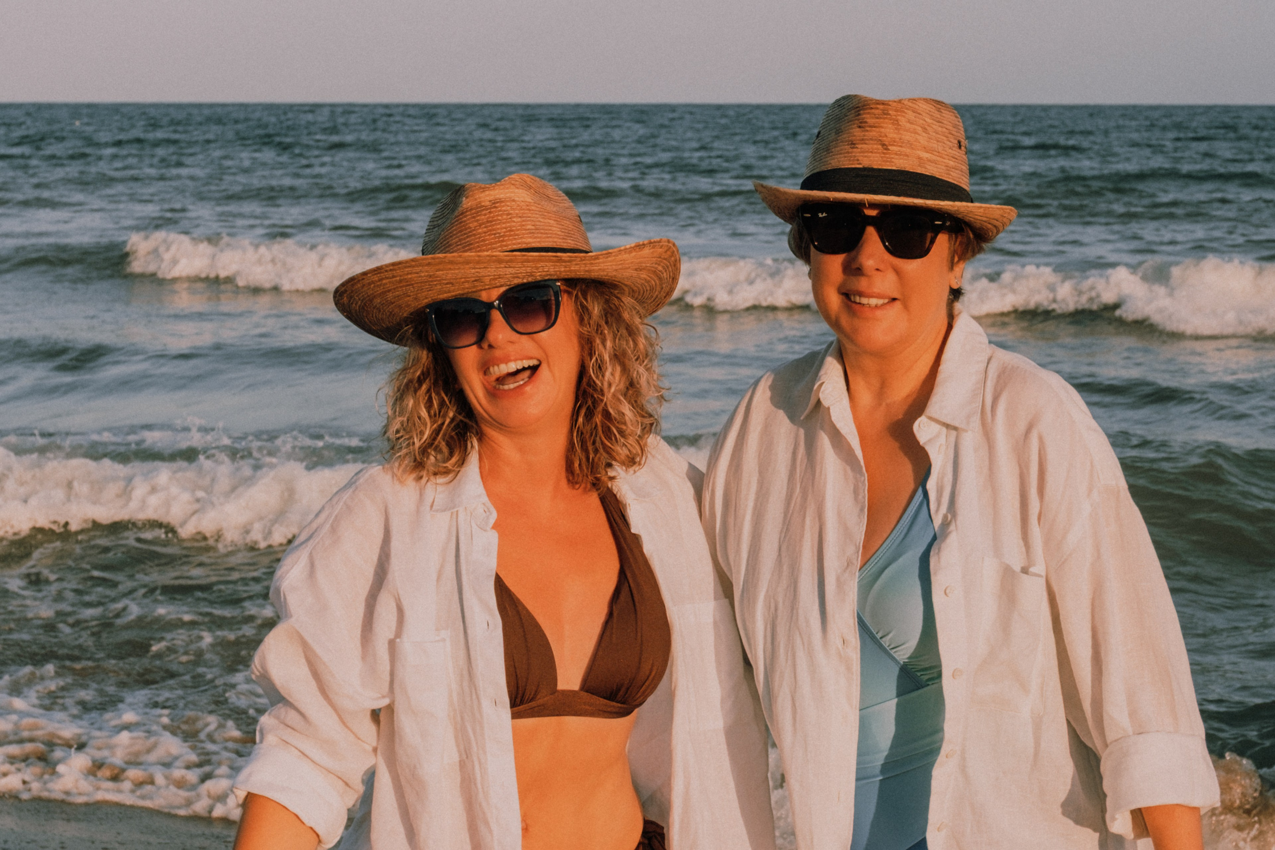 Sesión de amigas en la playa. Fotografía profesional en Calafell - Elena Medvedeva