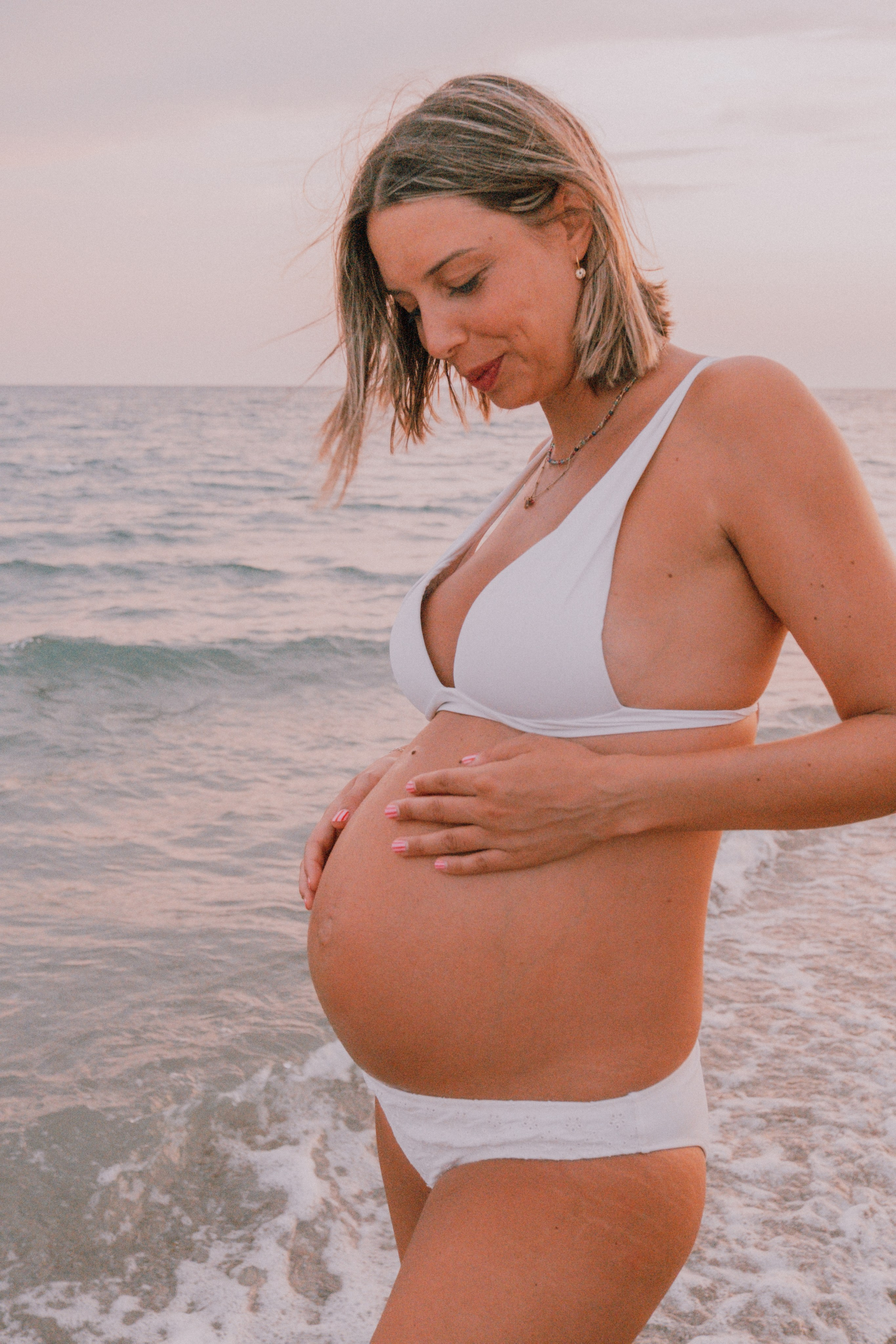 Sesión embarazo en la playa. Fotografía profesional en Calafell - Elena Medvedeva