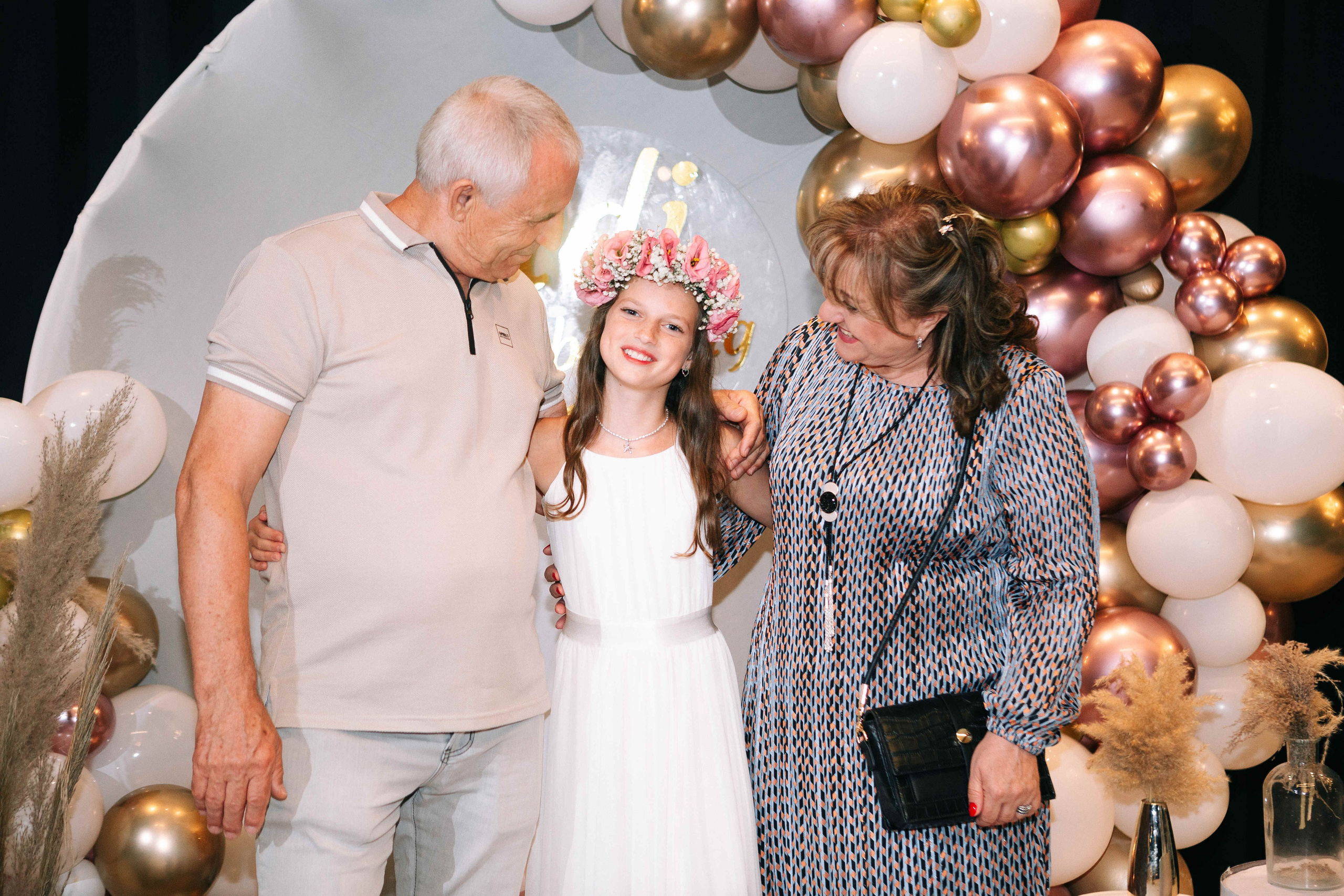 PARTY WITH FRIENDS. Https://shi-photo.com/