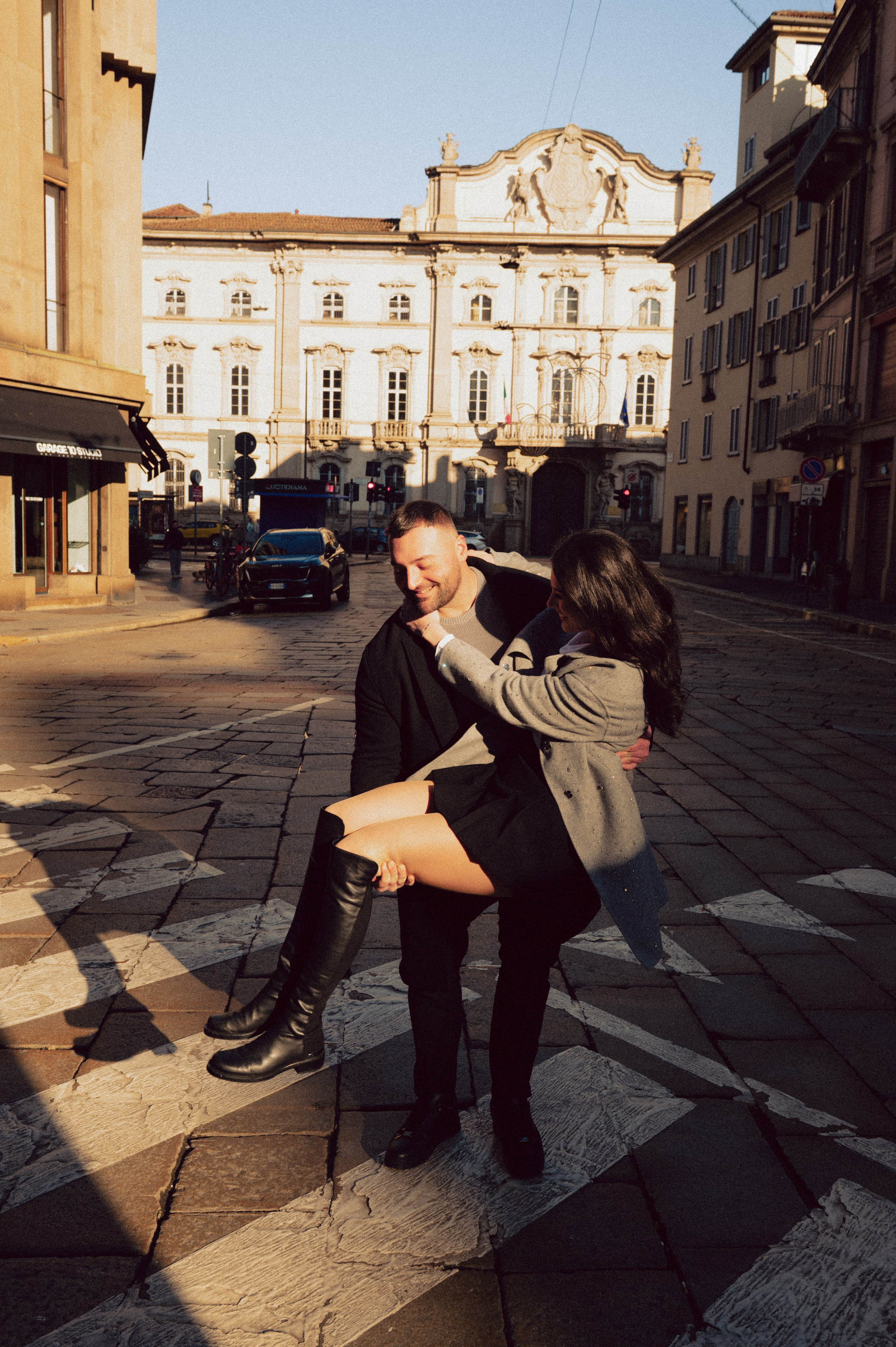 servizio fotografico coppia Milano, coppia innamorata Italia, fotografia naturale di coppia, coppia in movimento Milano, servizio fotografico spontaneo Milano, amore e viaggio Italia, servizio fotografico di coppia Milano, fotografia love story Milano, coppia romantica Italia, ritratto di coppia Milano, primo piano coppia innamorata, fotografia emozionale Milano,