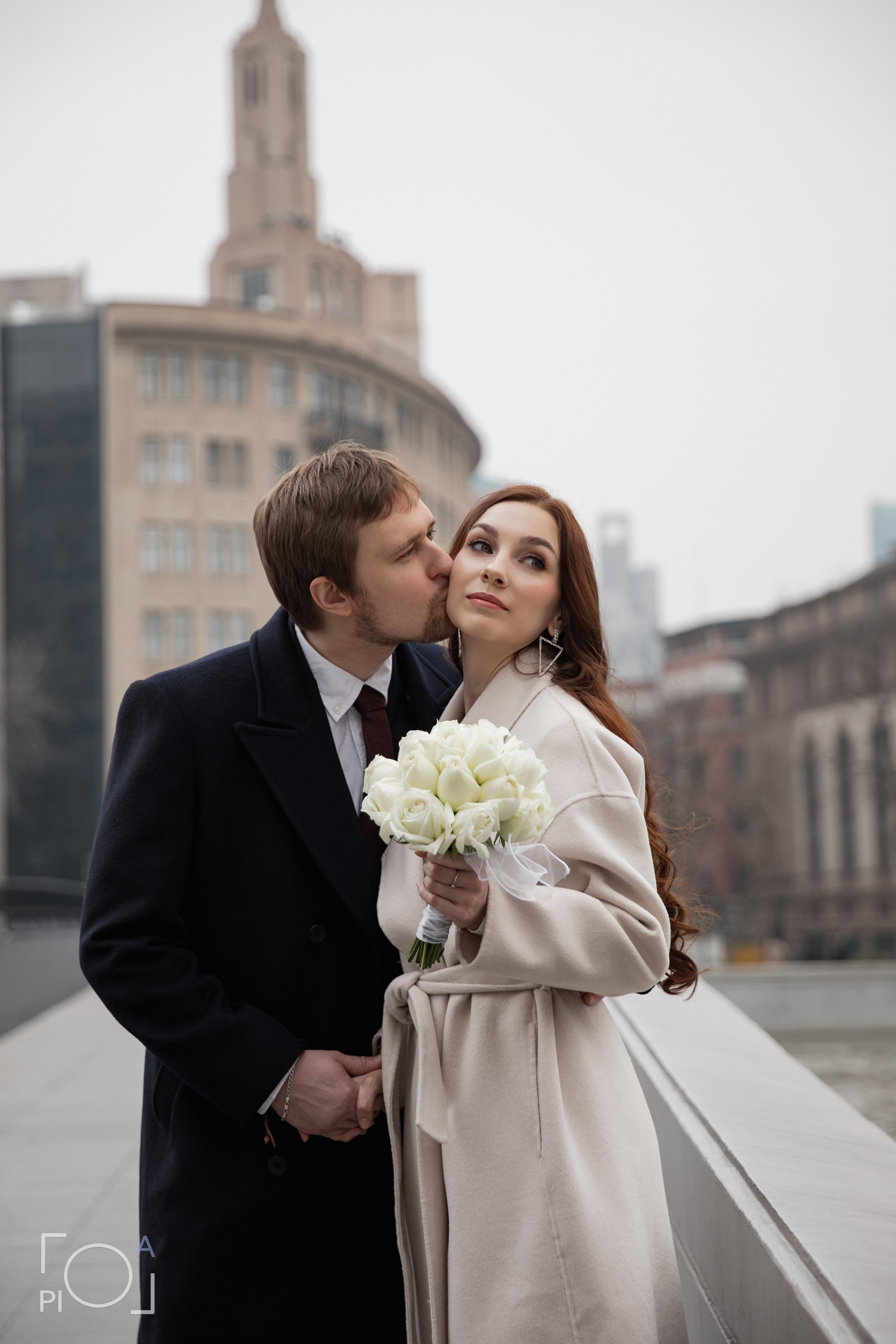 Свадебная фотосессия с консульской подписью в консульстве. Фотограф в Шанхае — Лола Пидлуская