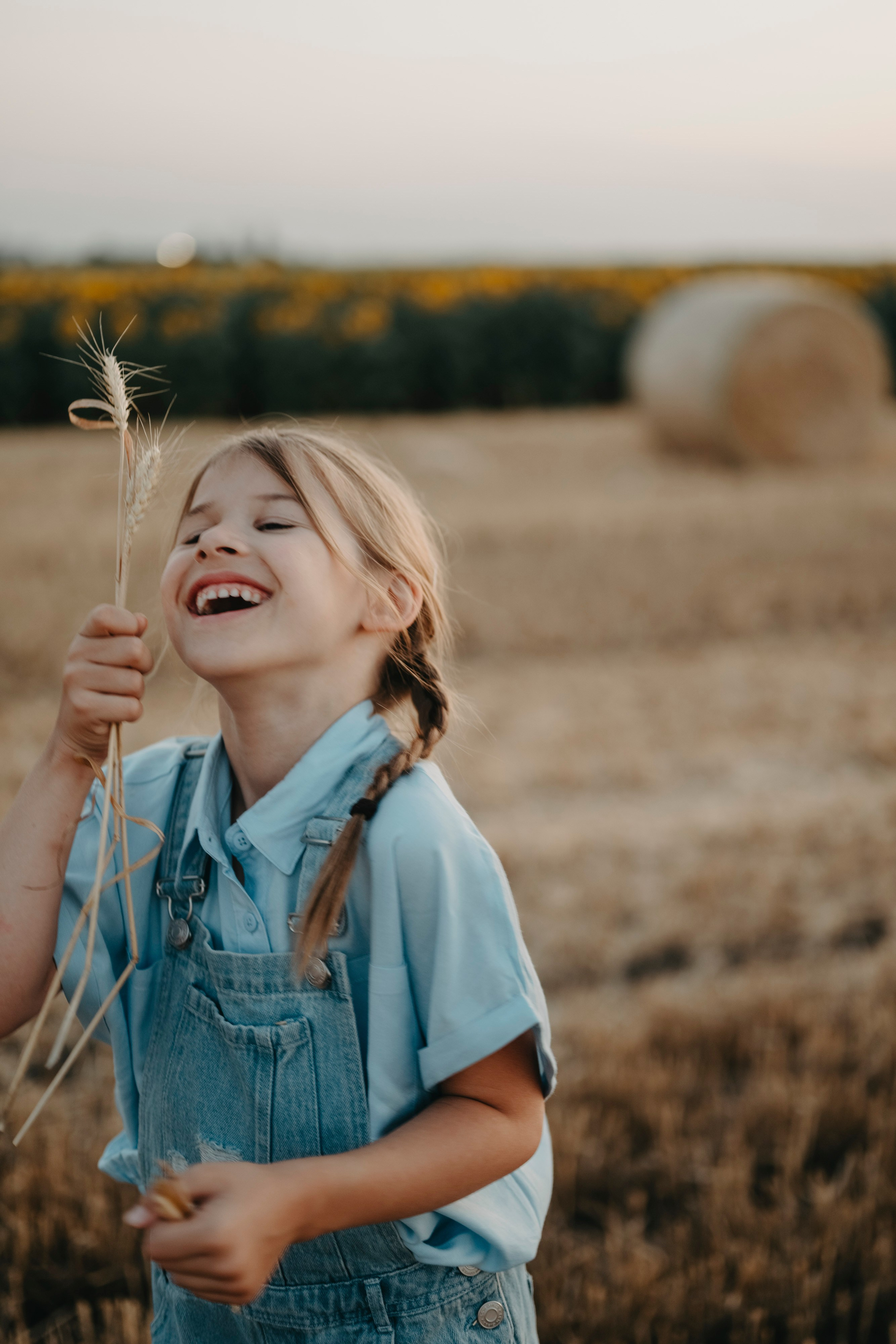 Letnje fotografisanje u polju suncokreta i sena. Deciji i porodicni fotograf u Beogradu Oksana Skendzic