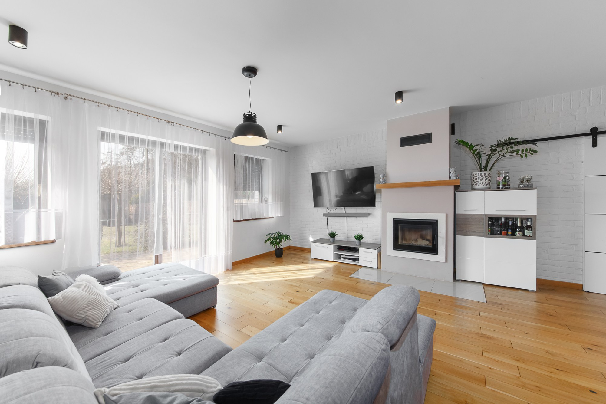 Fotografia nieruchomości, wnętrz, mieszkań, restauracji, biur i apartamentów. Wedding and portrait photographer in Poland Vitali Frozen