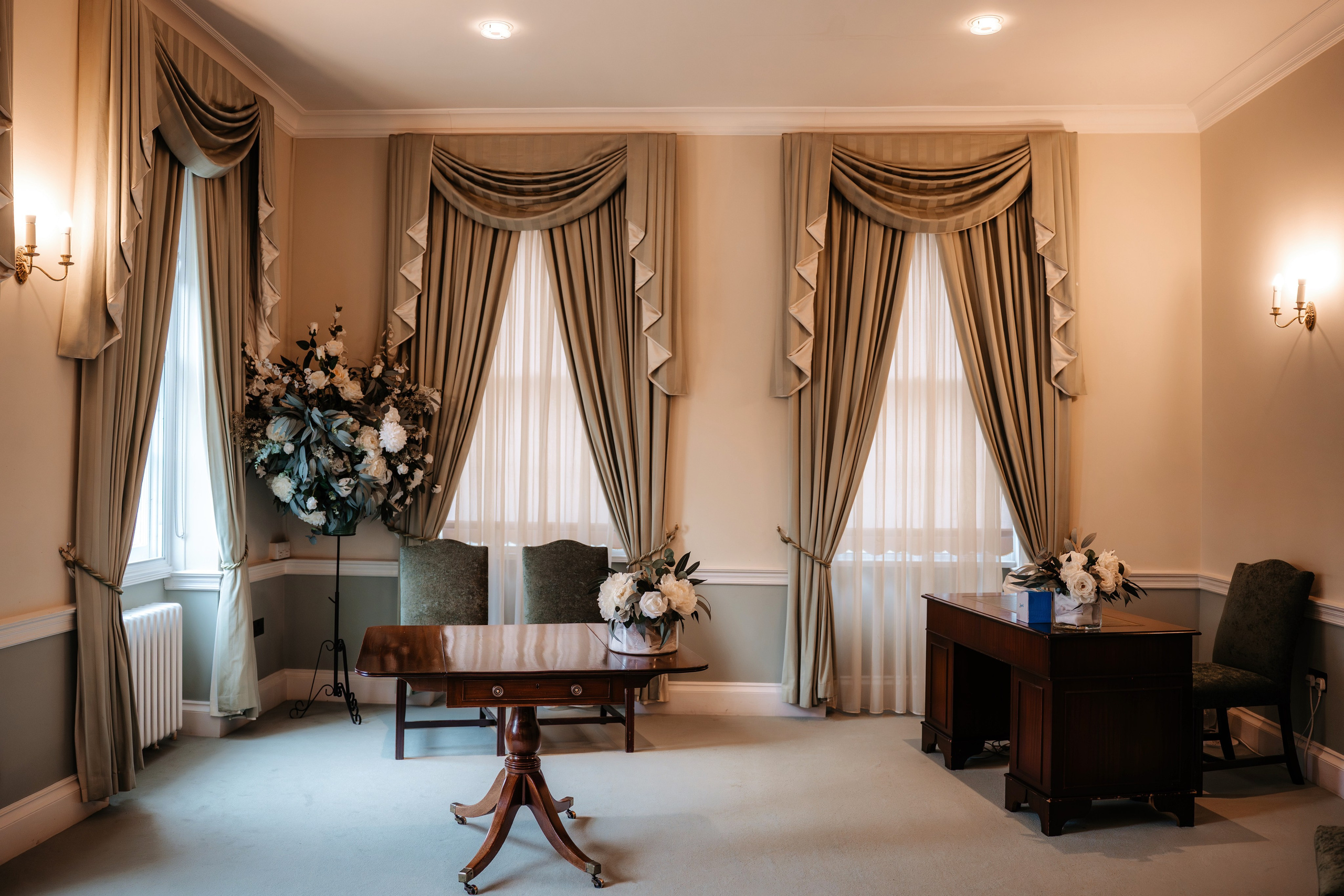 Moment romantic intre Mihaela si Stefan dupa ceremonia civila la registry office.