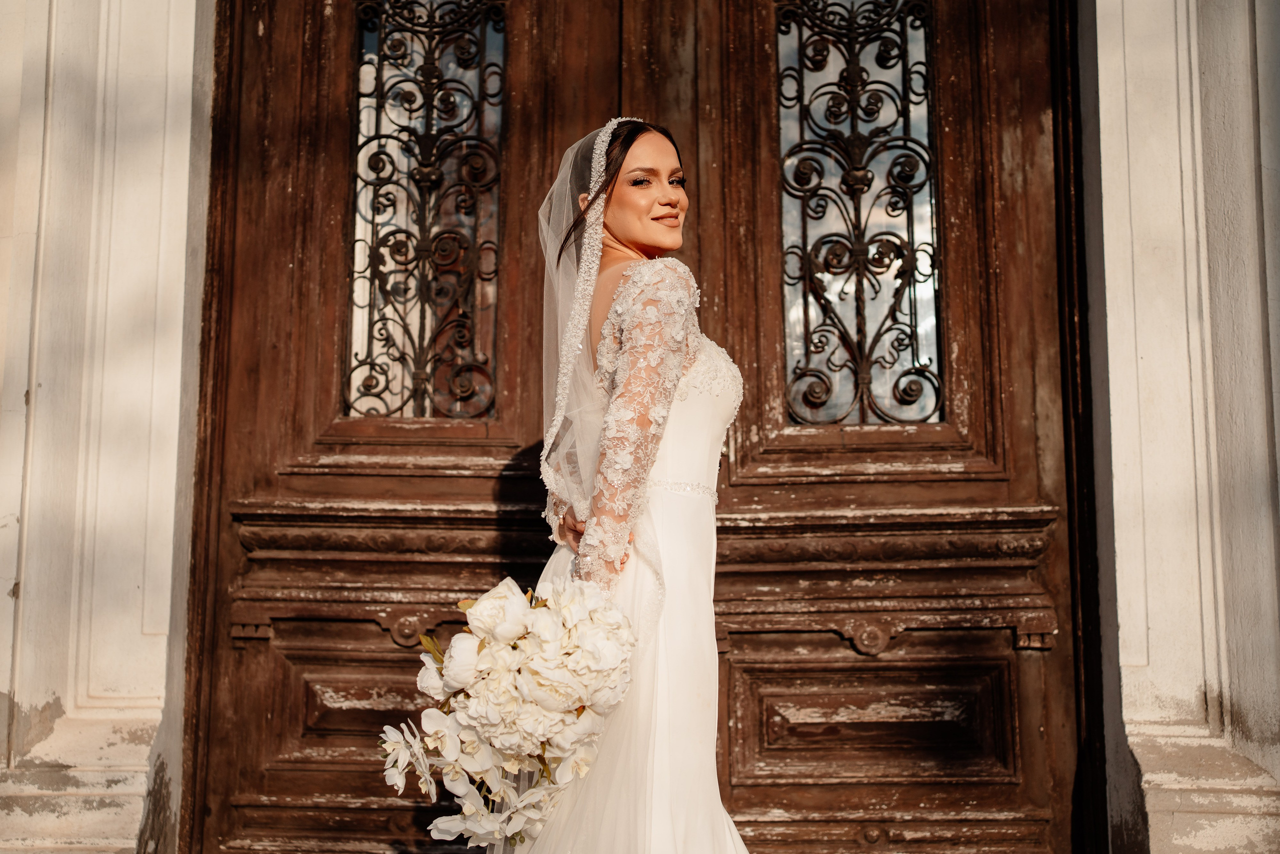 Moment emoționant între miri în ziua nunții, surprins într-un cadru natural și romantic, la Reina Events. Fotografie de nuntă profesională, editată artistic pentru a evidenția emoția și eleganța evenimentului.