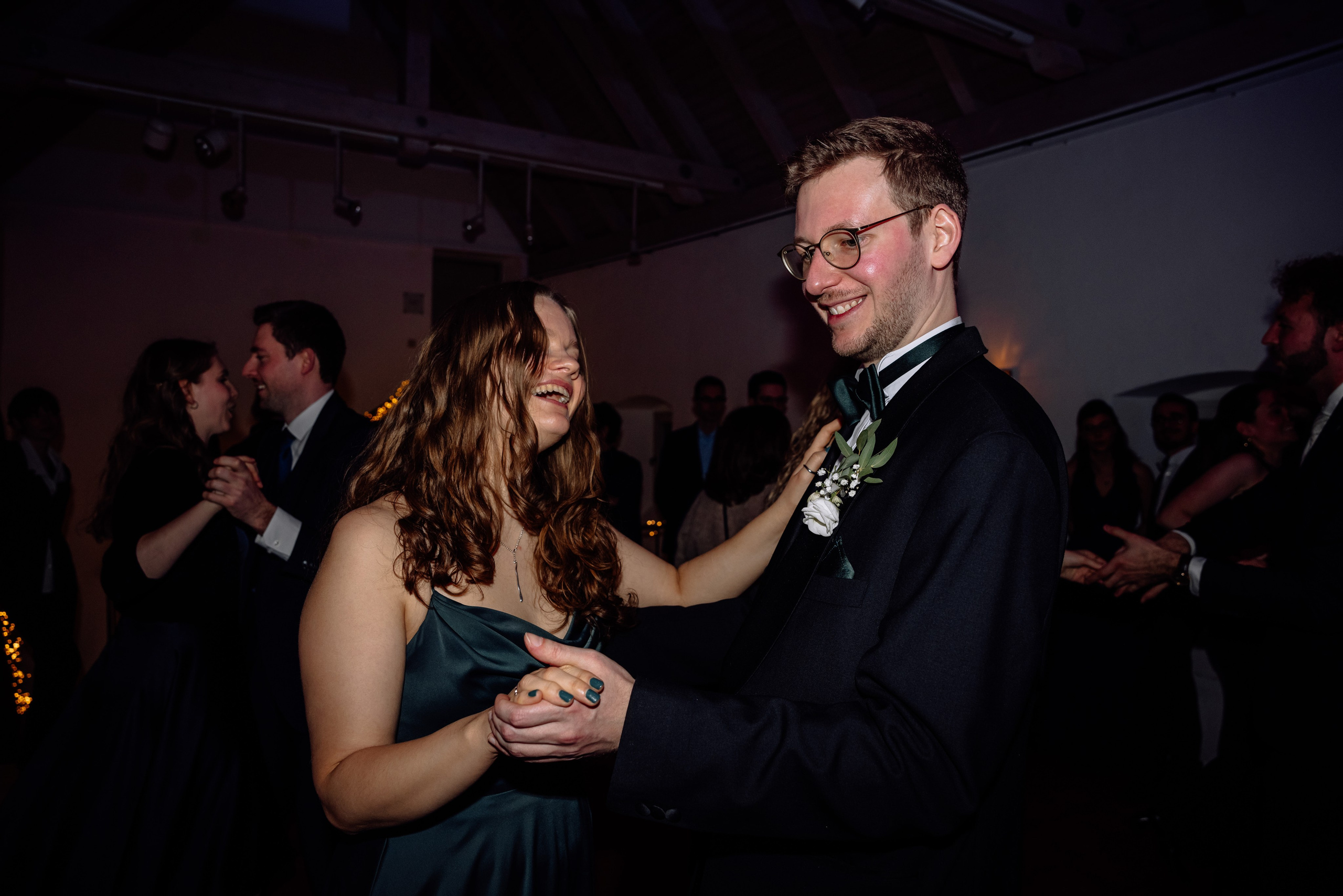 Tanzende Gäste am Abend
