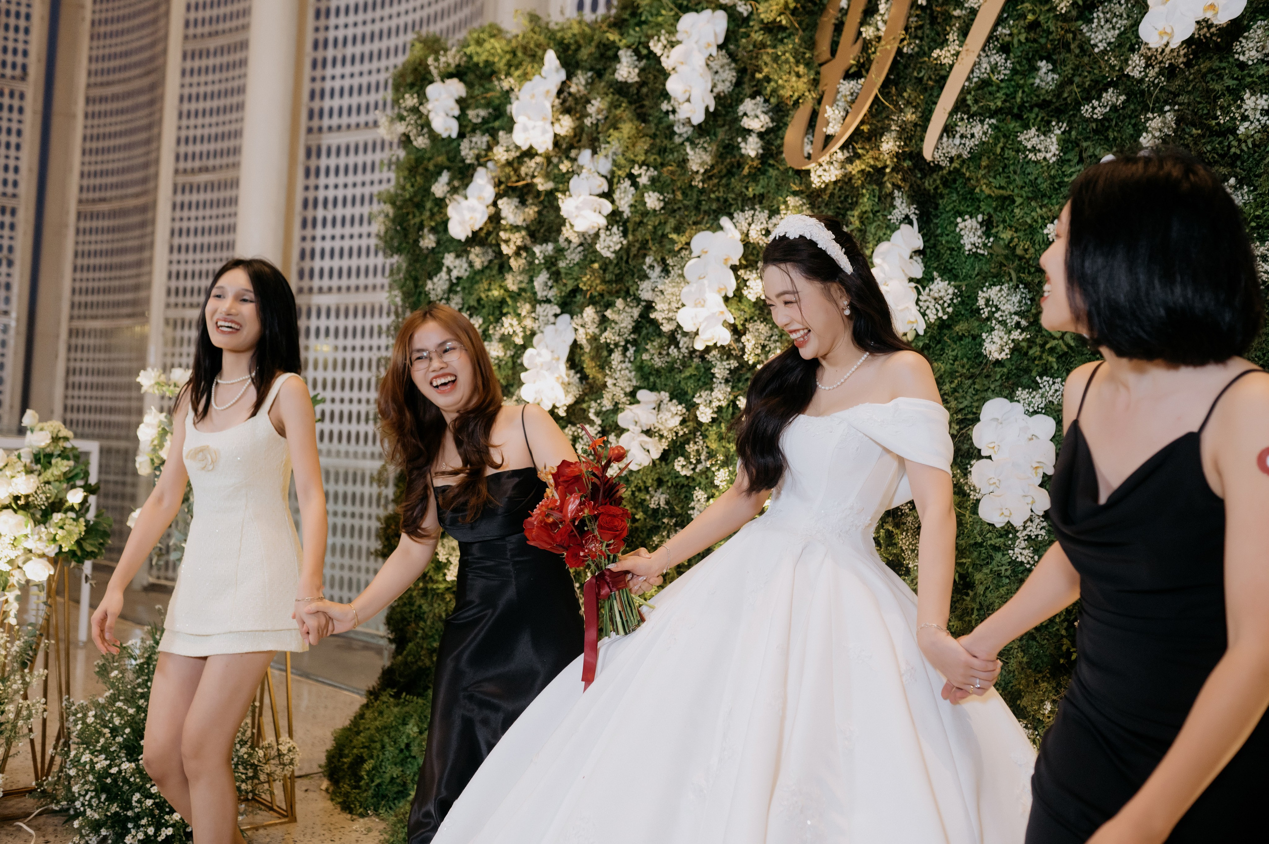 DAT & TU / Wedding Party. Saigon Wedding Present | Art Beyond Moments