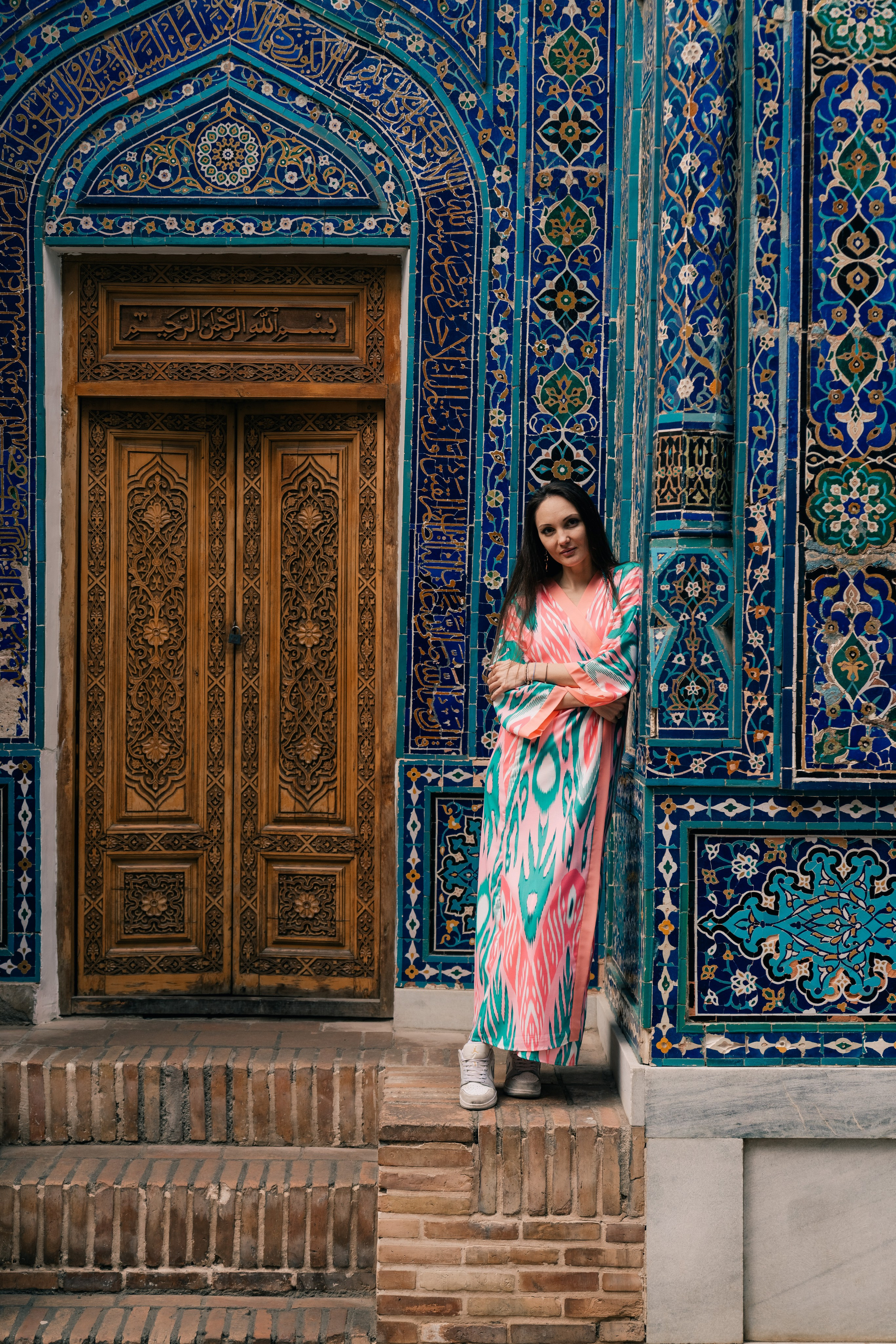 Photoshoot in a robe in Samarkand: Unique Shots with the Shah-i-Zinda. Photographer in Uzbekistan and Samarkand Djasur Marupov