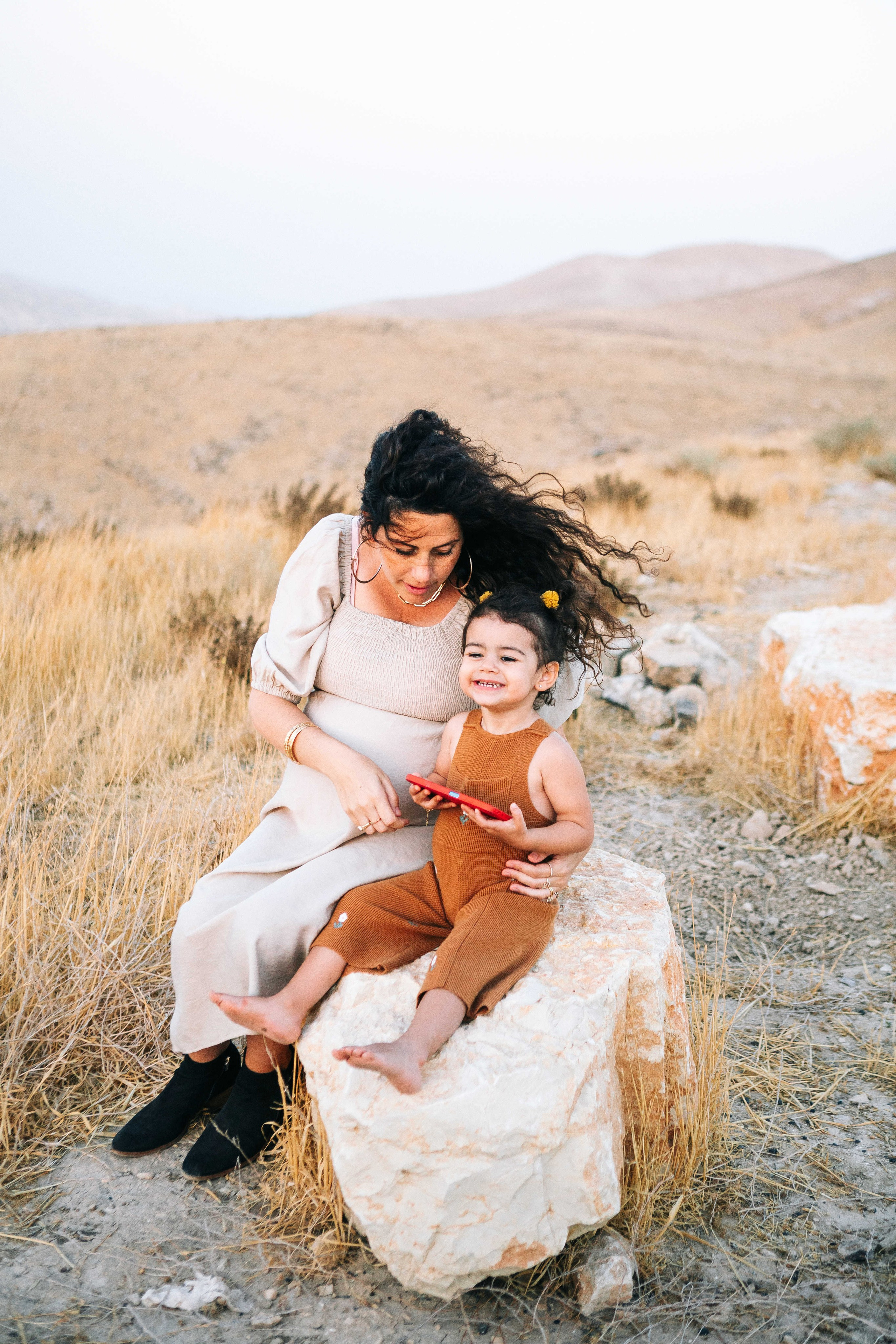 PREGNANT PHOTOSESSION IN THE DESERT. PHOTOGRAPHER IN ISRAEL