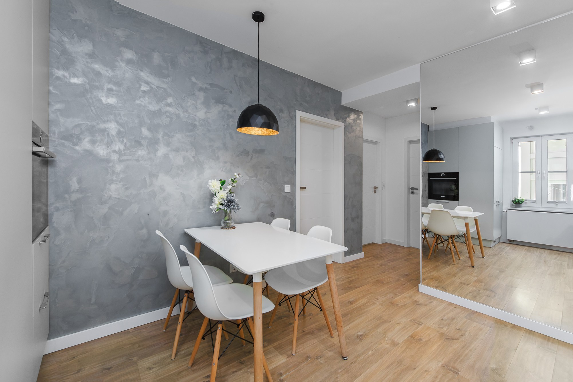 fotografia kuchni w mieszkaniu przygotowanym do sprzedaży