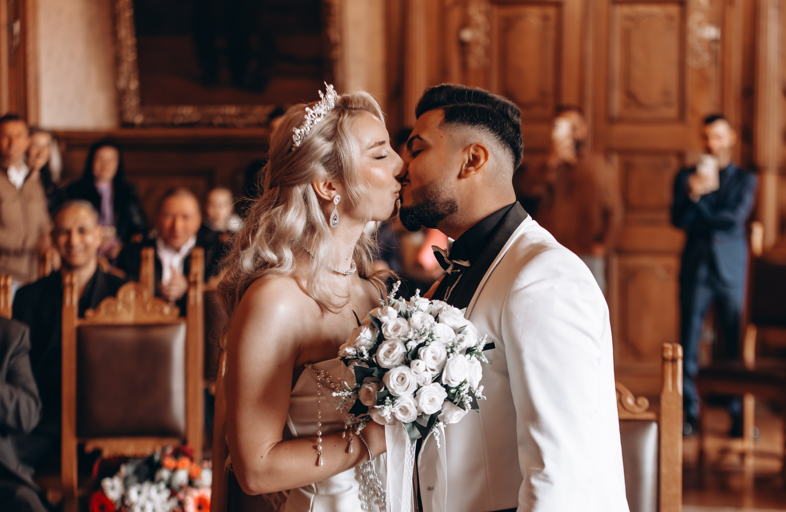 Hochzeitsfotograf [Kaufbeuren] Brautpaar Kuss nach der Trauung im Freien