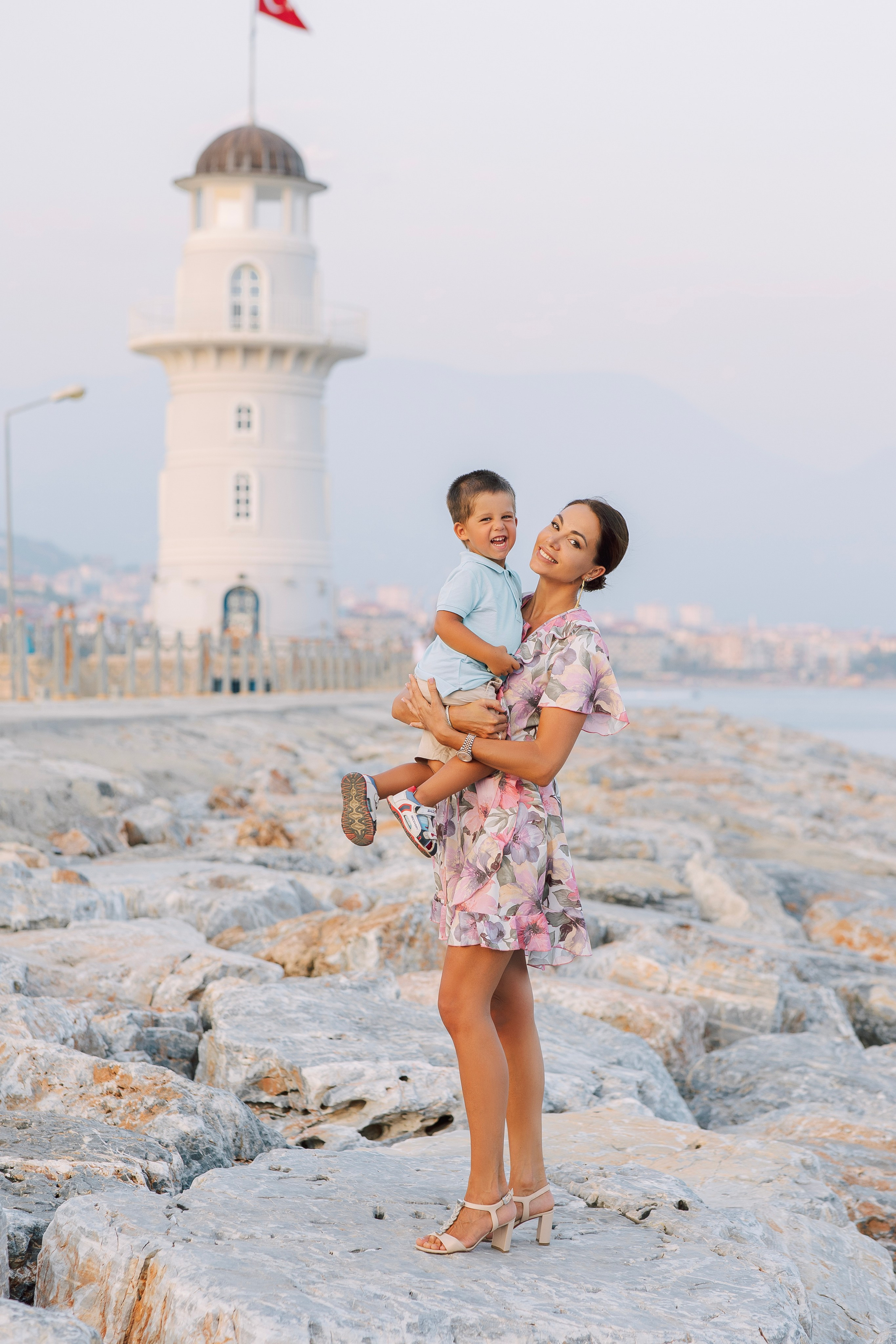 Фотограф в Алания. Фотосессия для большой и нарядной семьи в порту Аланьи.Семейная съемка в порту. Морская прогулка для всей семьи. Фотограф в Алании в Турции, Аланья, Сиде, Белек, Анталия, Кемер, Конаклы, Окурджалар. Фотосъемки в Алании. Фотосессия в Алания.Алсу Девели