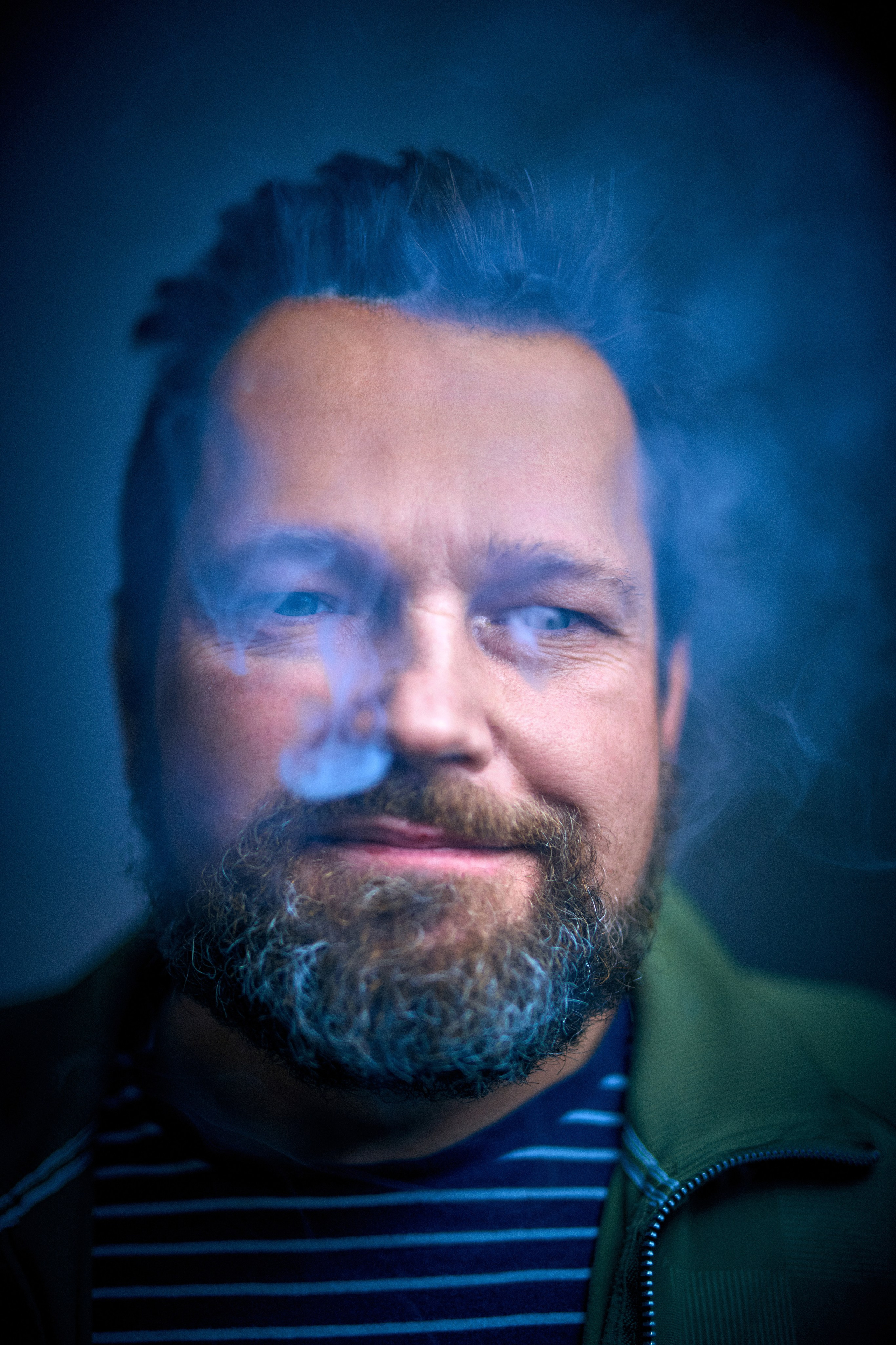 Portret męski charakterystyczny - Daniel niebieskooki smok - fotograf Andriej Szypiłow