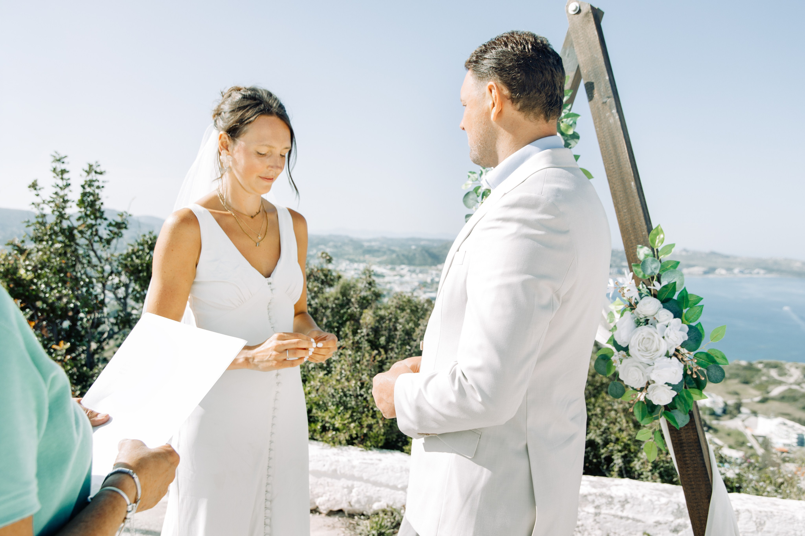 Ring exchange ceremony. Portrait- und Hochzeitsfotografin Irene Art Photo mit Sitz auf der griechischen Insel Rhodos