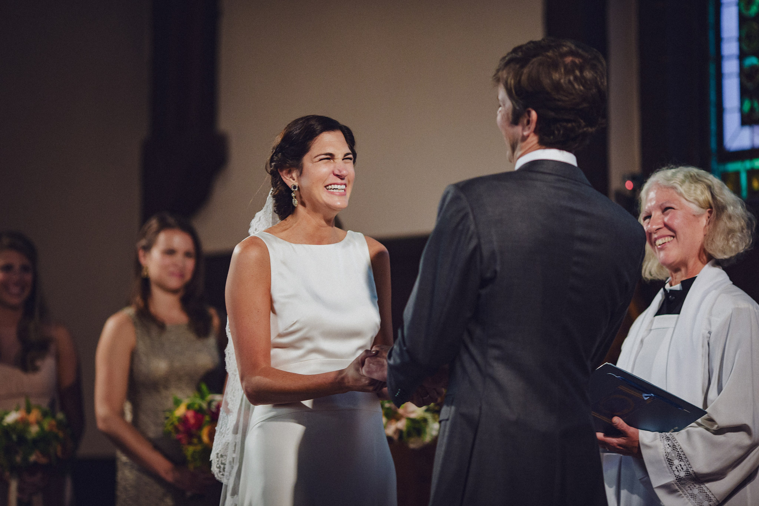 Фотограф в Ирландии Дублин свадьба жених невеста улыбка смех церковь гости фотки топ свадебных фотографов