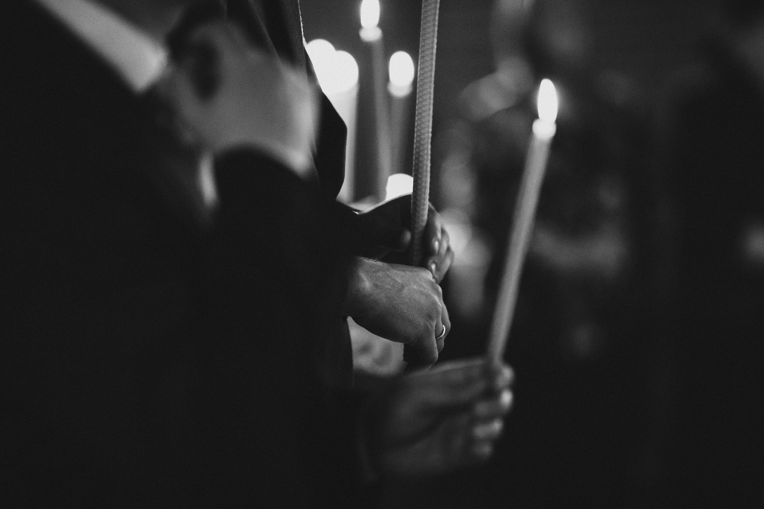 Фотограф в Ирландии чёрно-белая кольцо руки свечи церковь венчание крупный план Дублин