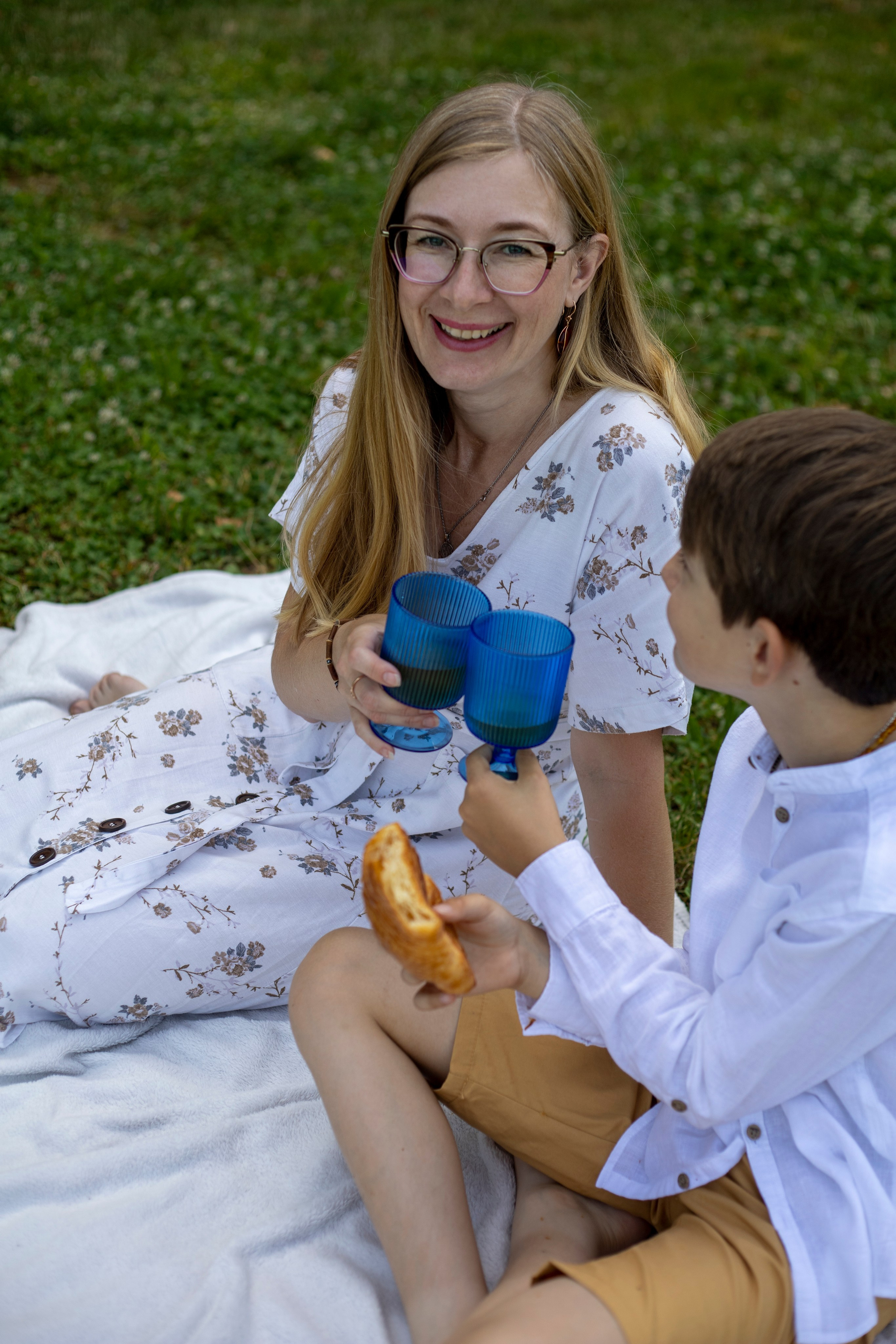 Maman et fils – moments chaleureux partagés. Photographe et graphiste Anastasiia LITVIN - Besançon, France