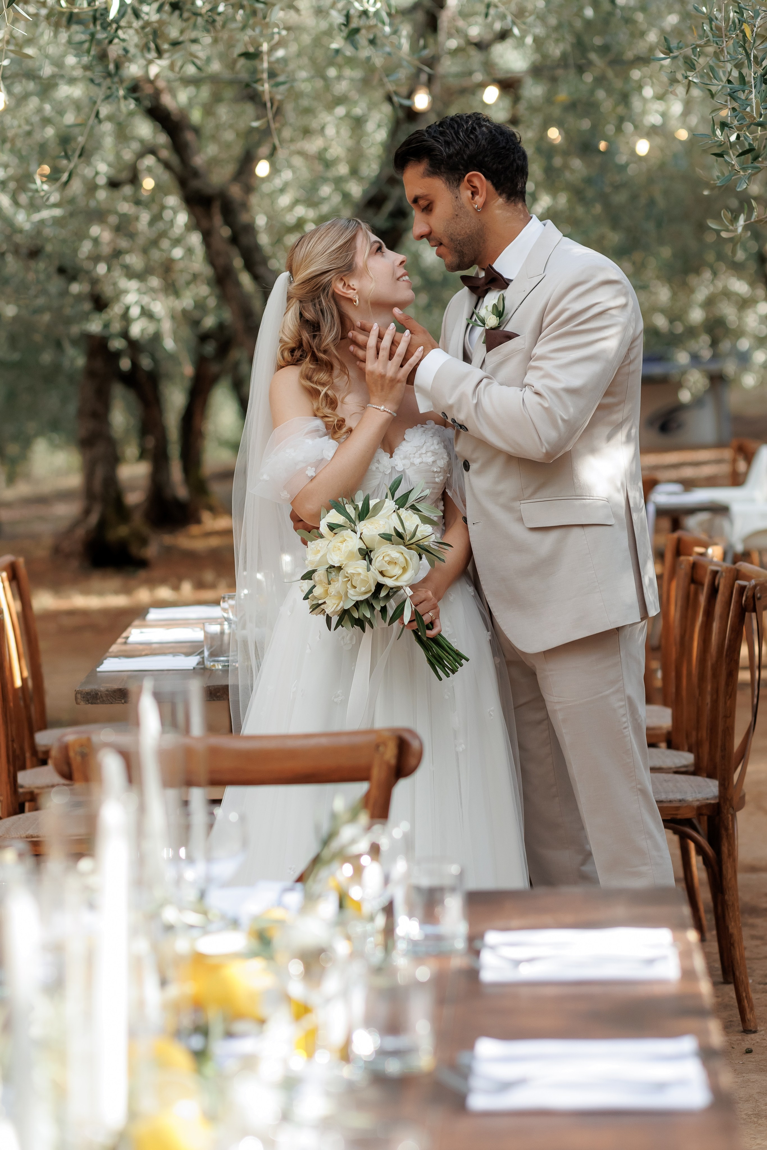 Brautpaar unter Olivenbäumen beim Destination Wedding in Spanien – Hochzeitsfotograf Spanien | Nataliia Schütze 