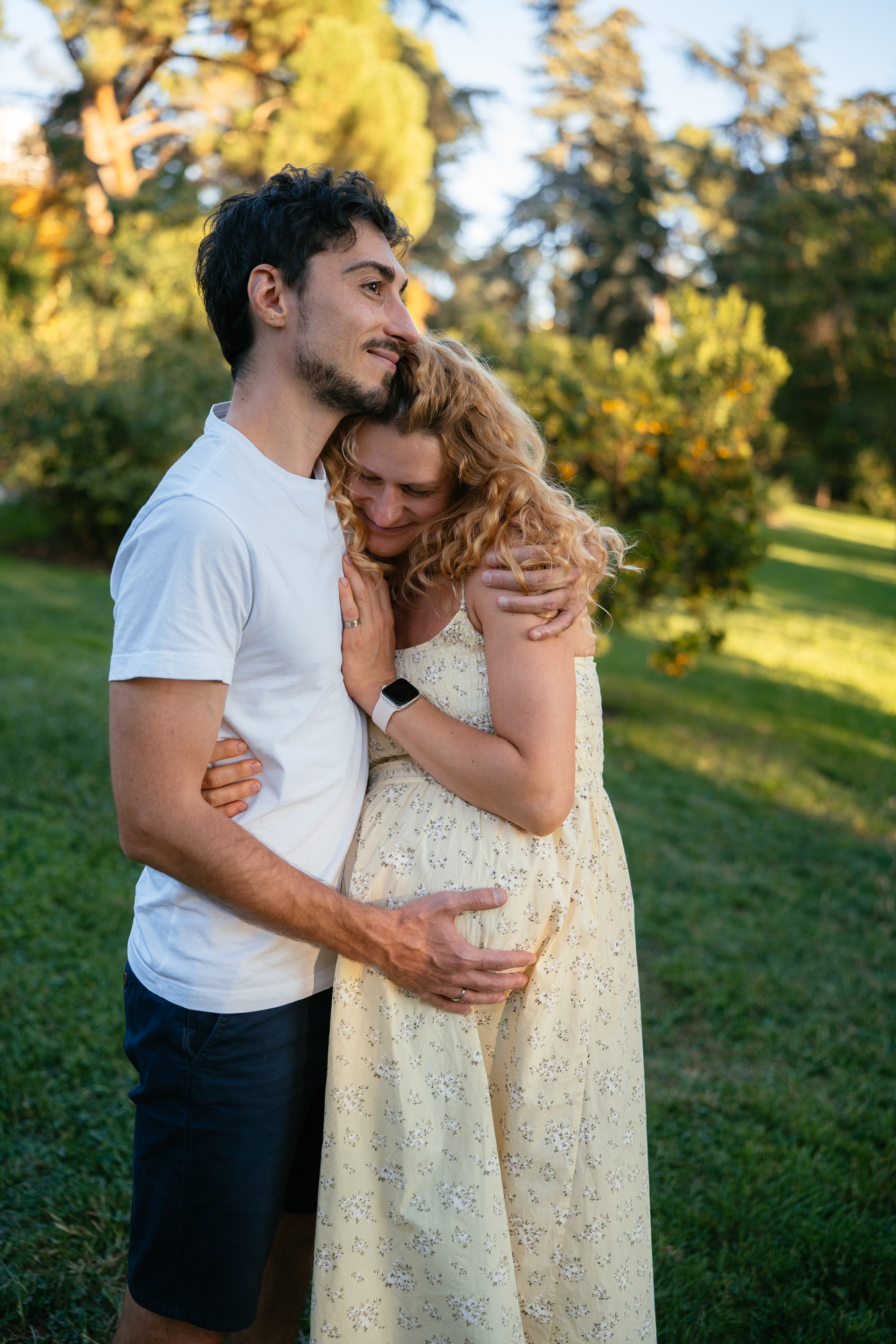 Candid pregnancy photoshoot in the park. Photographer in Madrid, Spain. Alyona Belyaninova