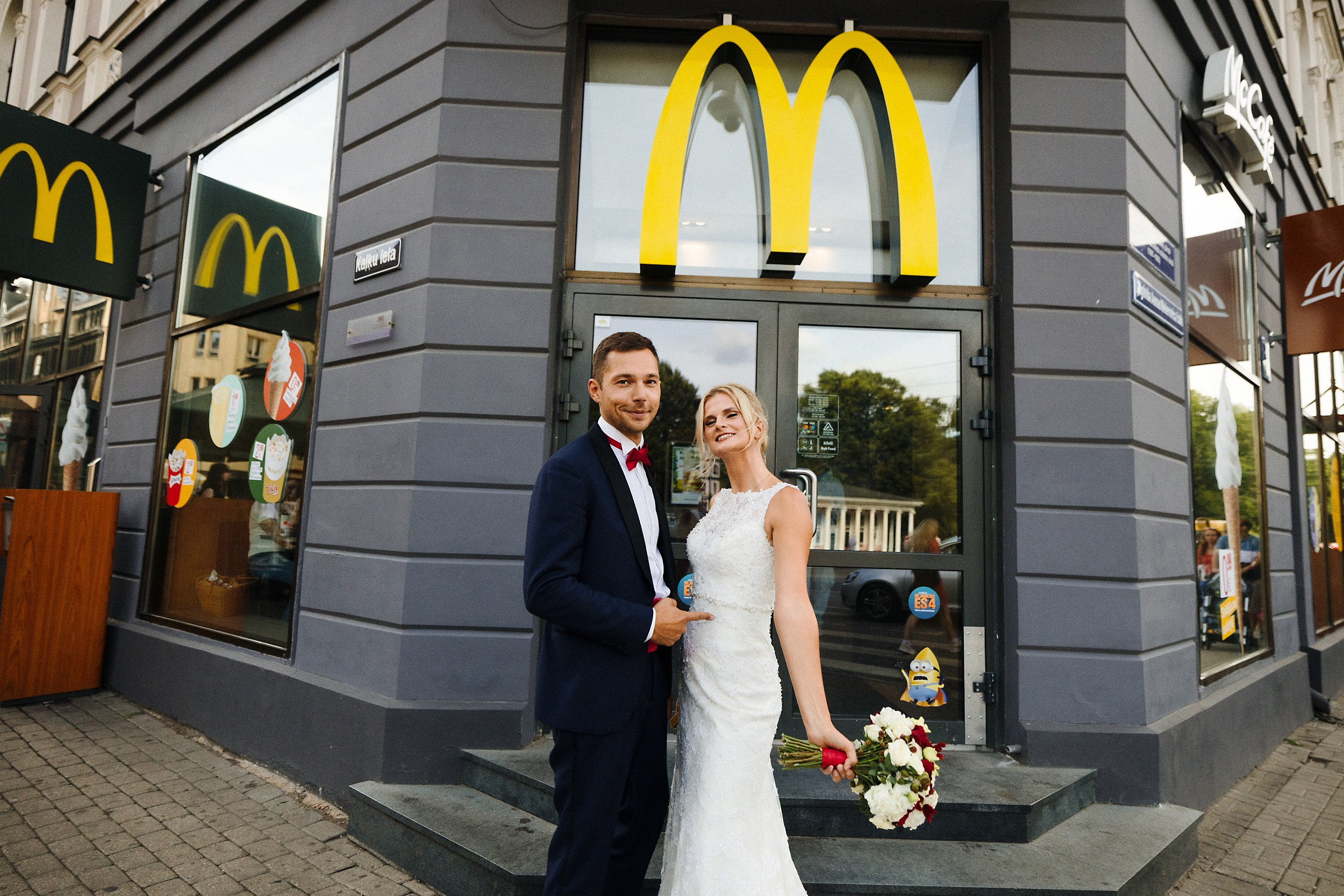 Фотосессия на 10-летний юбилей свадьбы — церковь и природа. Евгений Тимофеев | Свадебный и контент-фотограф и видеограф в Риге