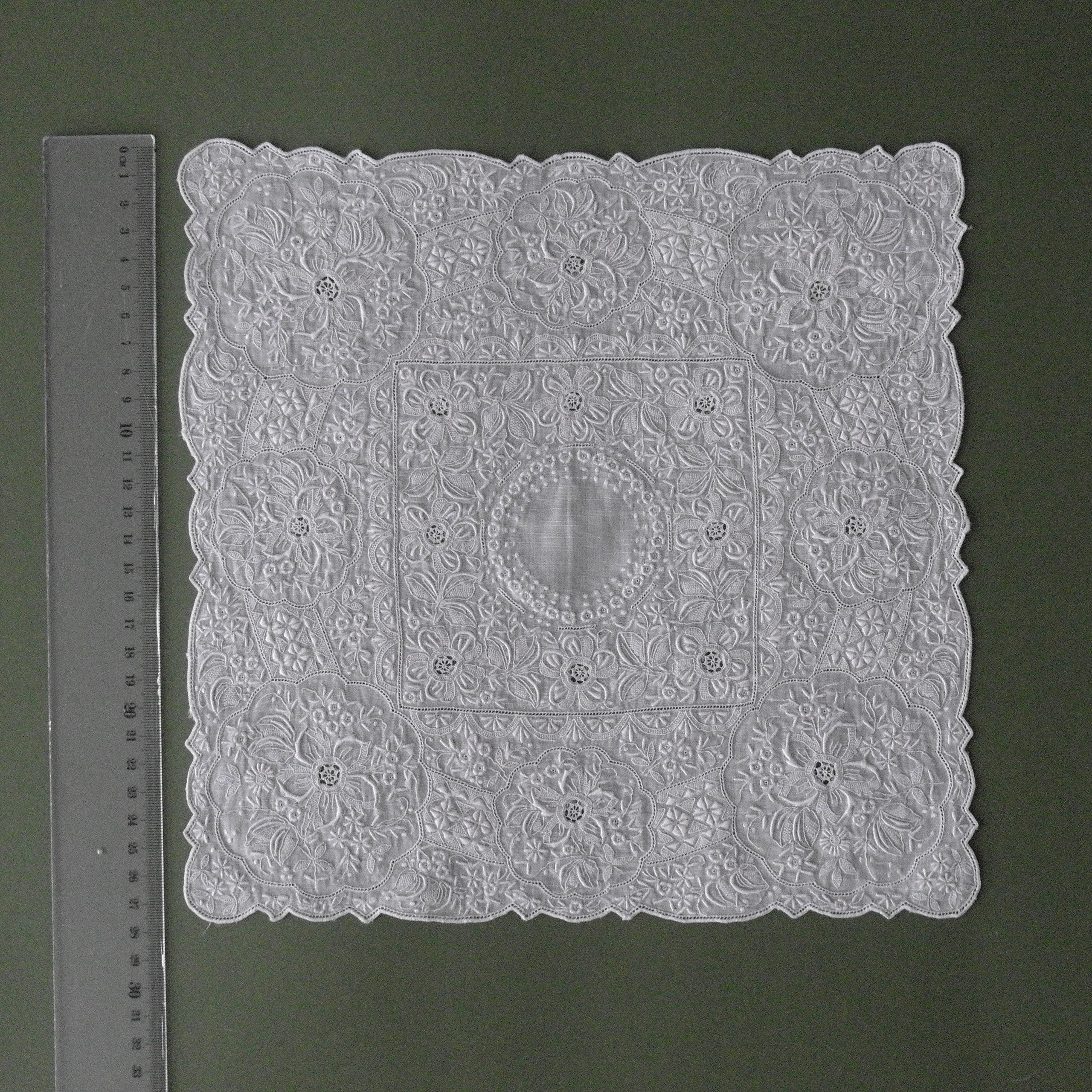 Lace napkins2. Современнные и актикварные украшения в Барселоне, Москве и Санкт-Петербурге