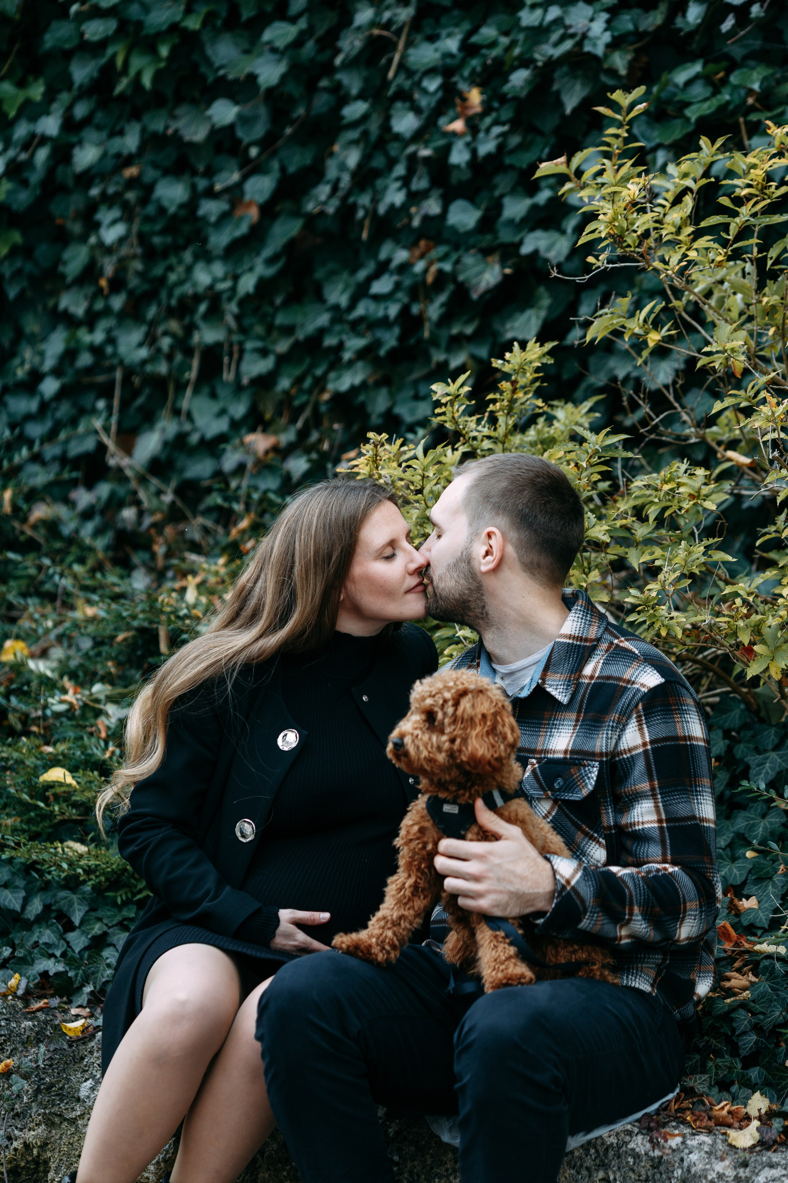 Babybauch-Shooting in Münsingen mit Hund 🐾. Professionele fotografin in Münsingen Olesia Wegele