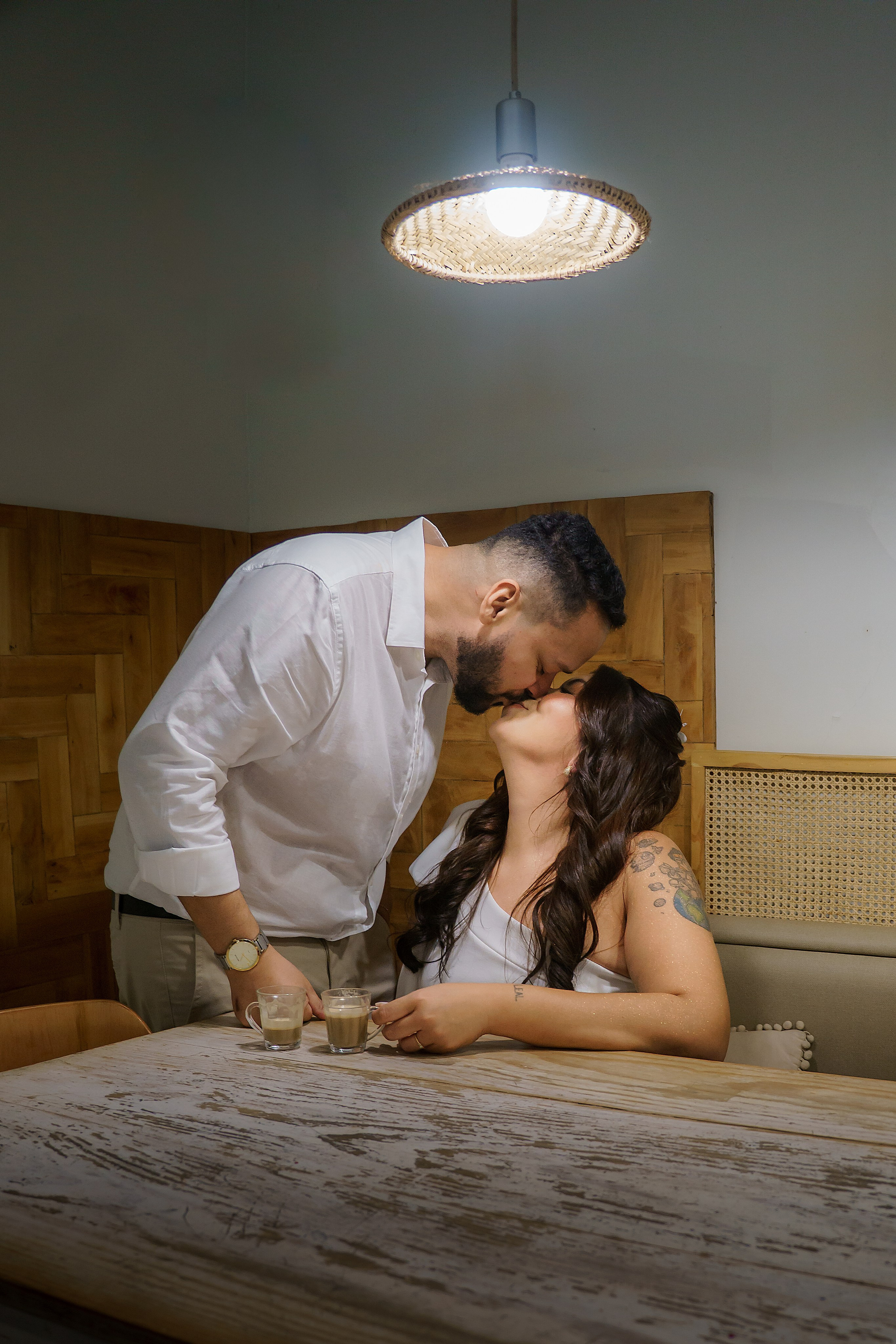 beijo carinhoso do noivo