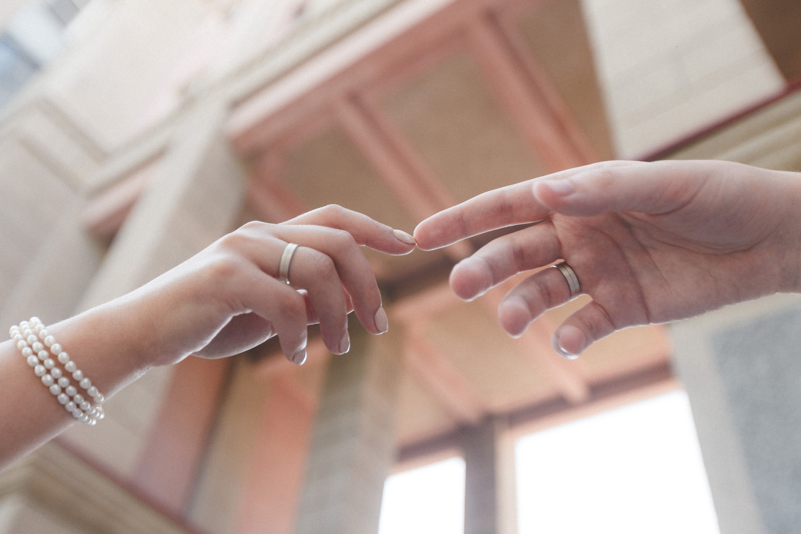 La novia y el novio en el fondo de un picnic de boda. Fotógrafo de retrato, familia y reportajes en Valencia | España | Europa Vitalii Lumier