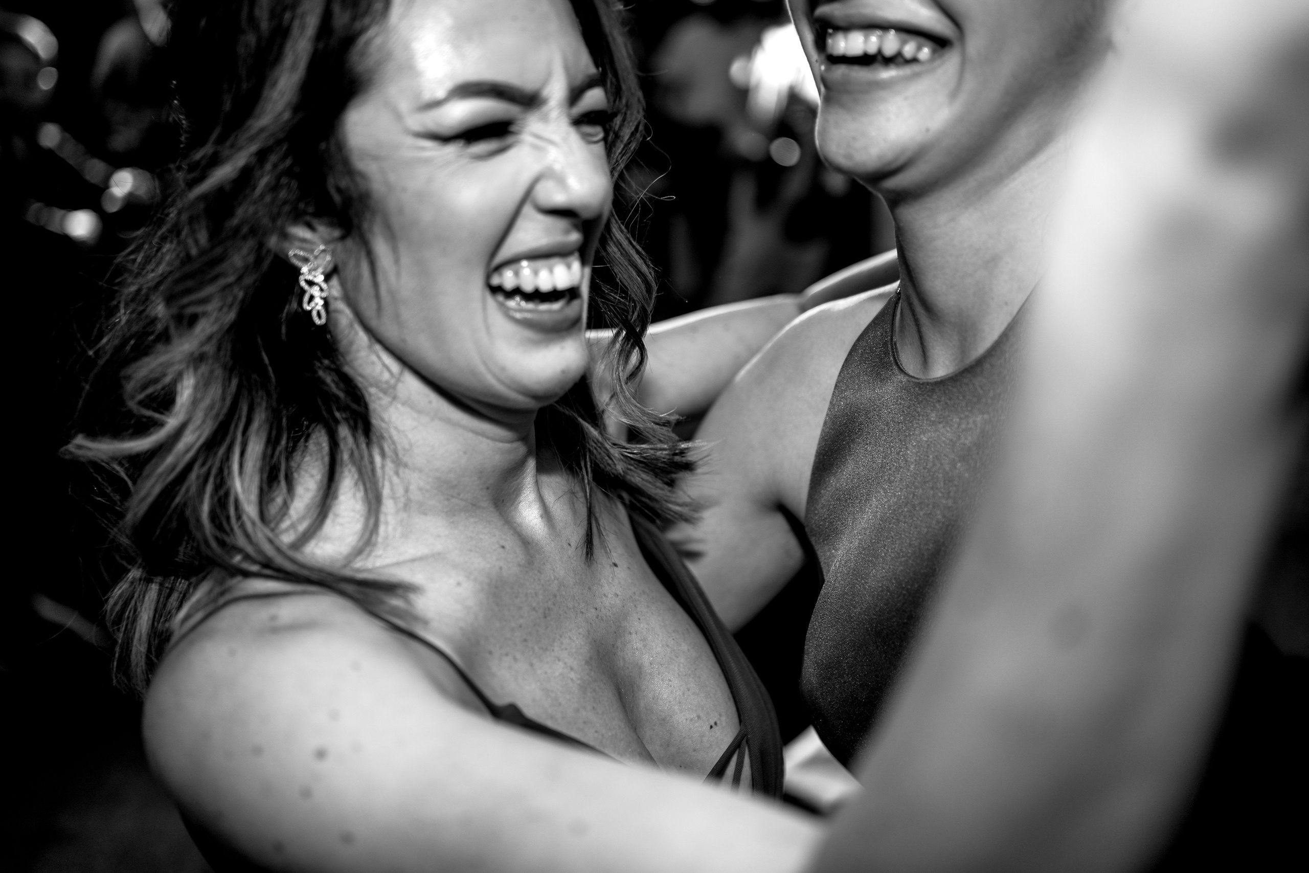 Moment emoționant între miri în ziua nunții, surprins într-un cadru natural și romantic, la Bokka Buftea. Fotografie de nuntă profesională, editată artistic pentru a evidenția emoția și eleganța evenimentului.