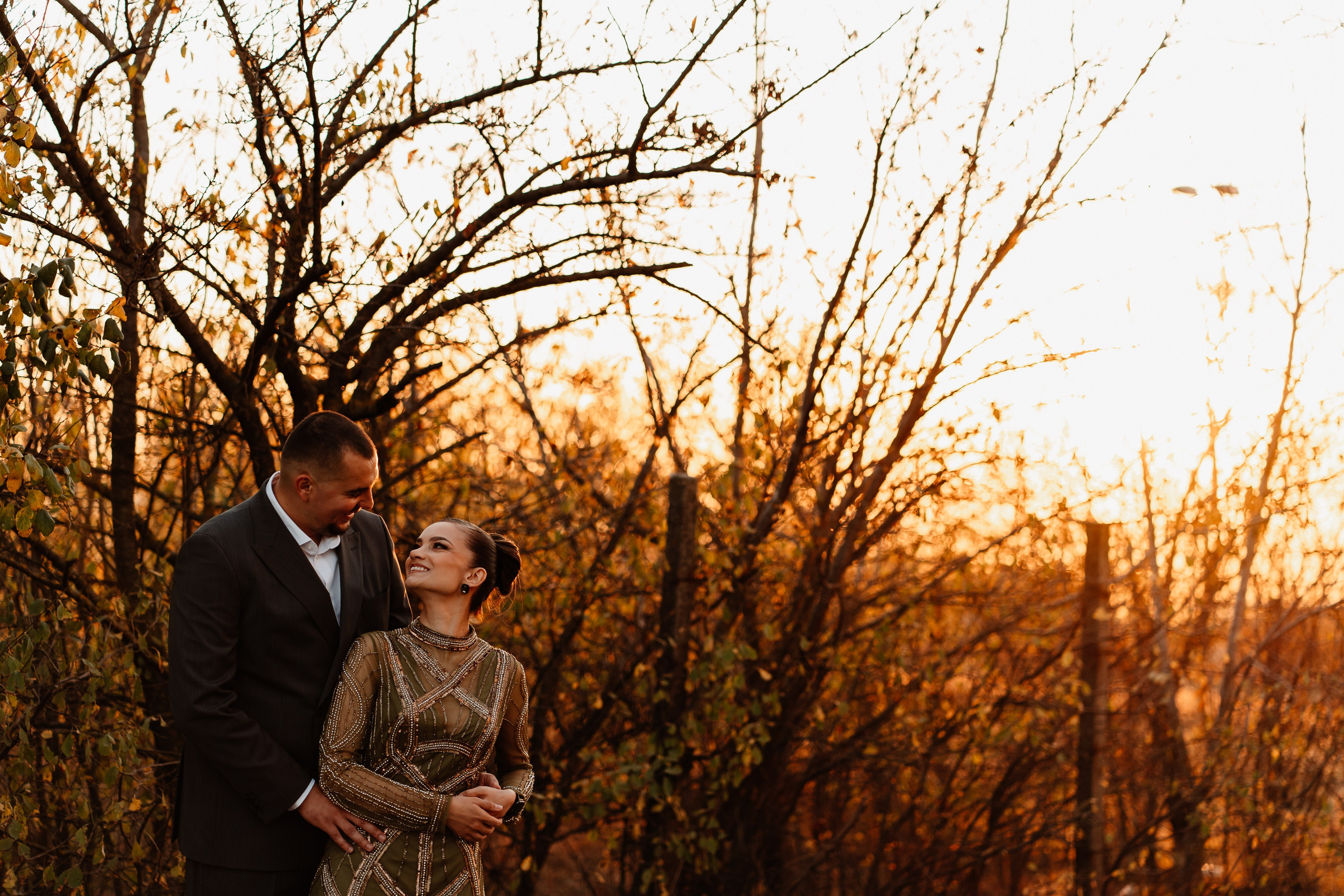 Instantaneu plin de tandrețe dintre părinți și bebeluș în ziua botezului, realizat în Craiova. Fotografie profesională de botez, capturând emoțiile autentice ale familiei într-un decor luminos și cald