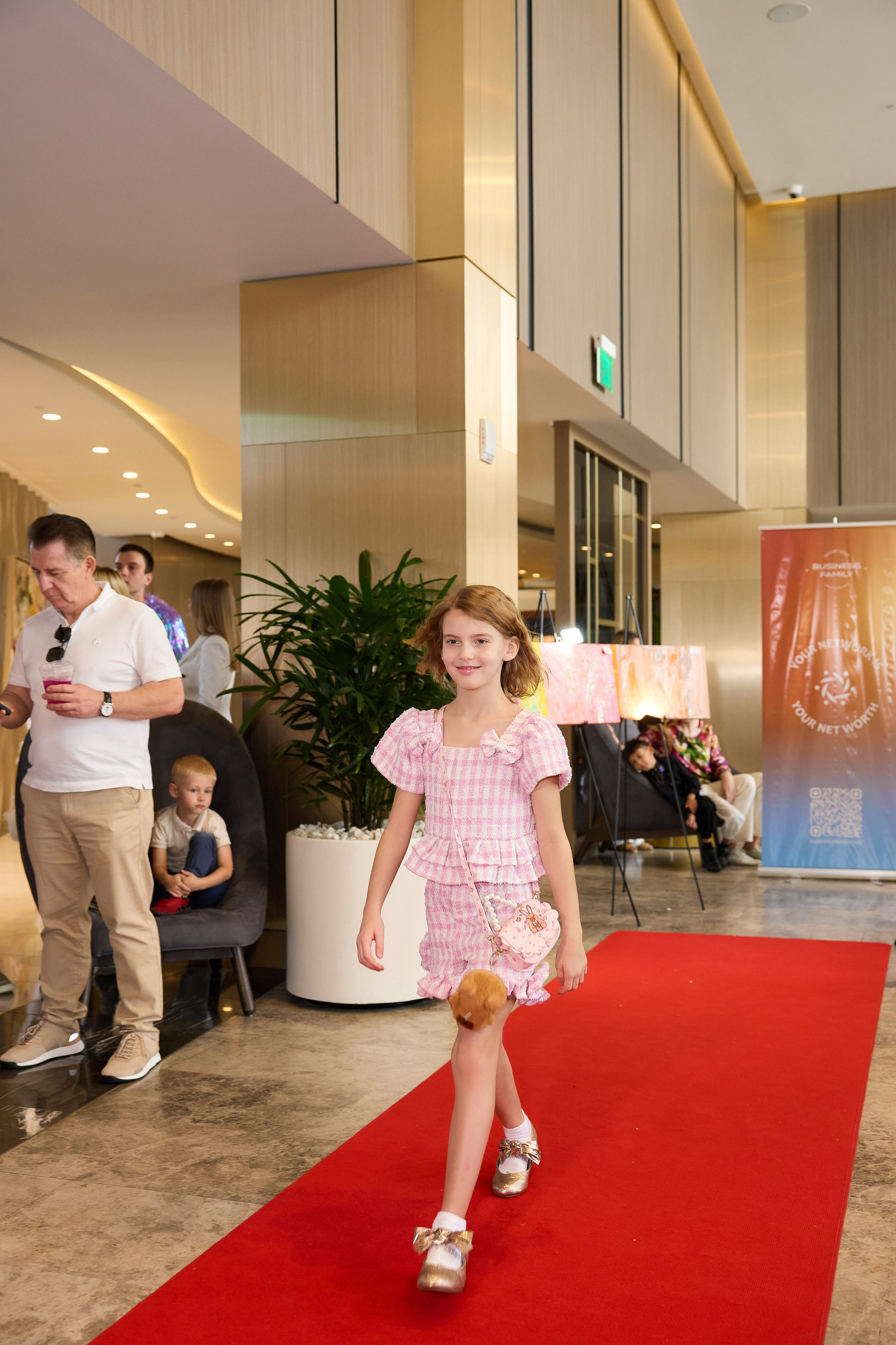 Авторская благотворительная художественная выставка Дианы Бортник. Фотограф Юлия Маковеева