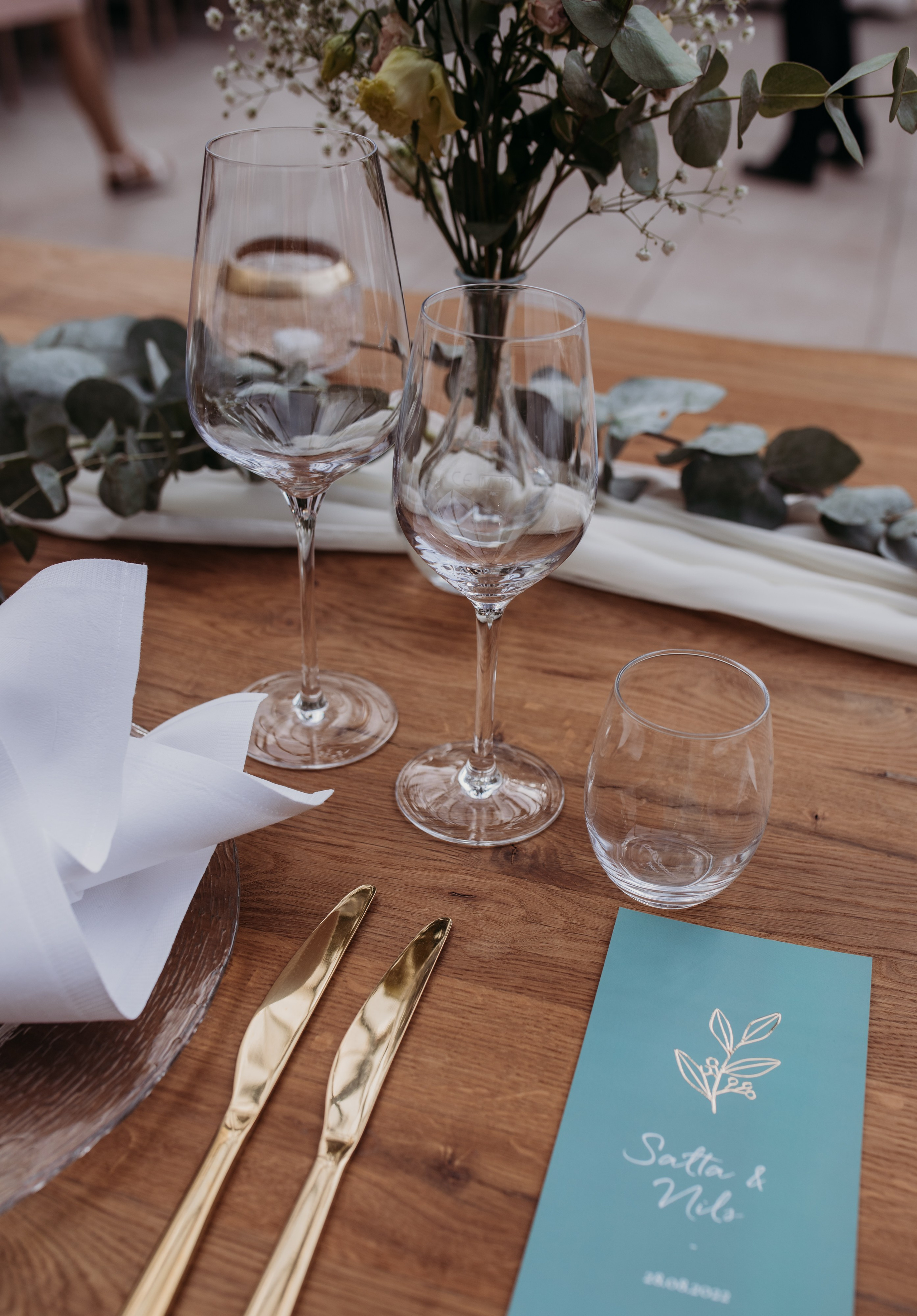 Tischdekoration mit Kerzen und Blumen – Hochzeit im Morrhof