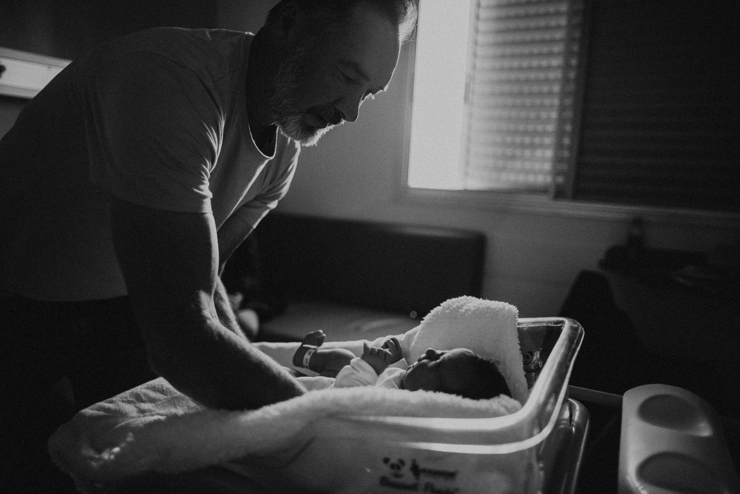 1 day before & after Helen’s Birth. Fotografa documental de familia e nascimento em Florianópolis SC Daria Ermolaev