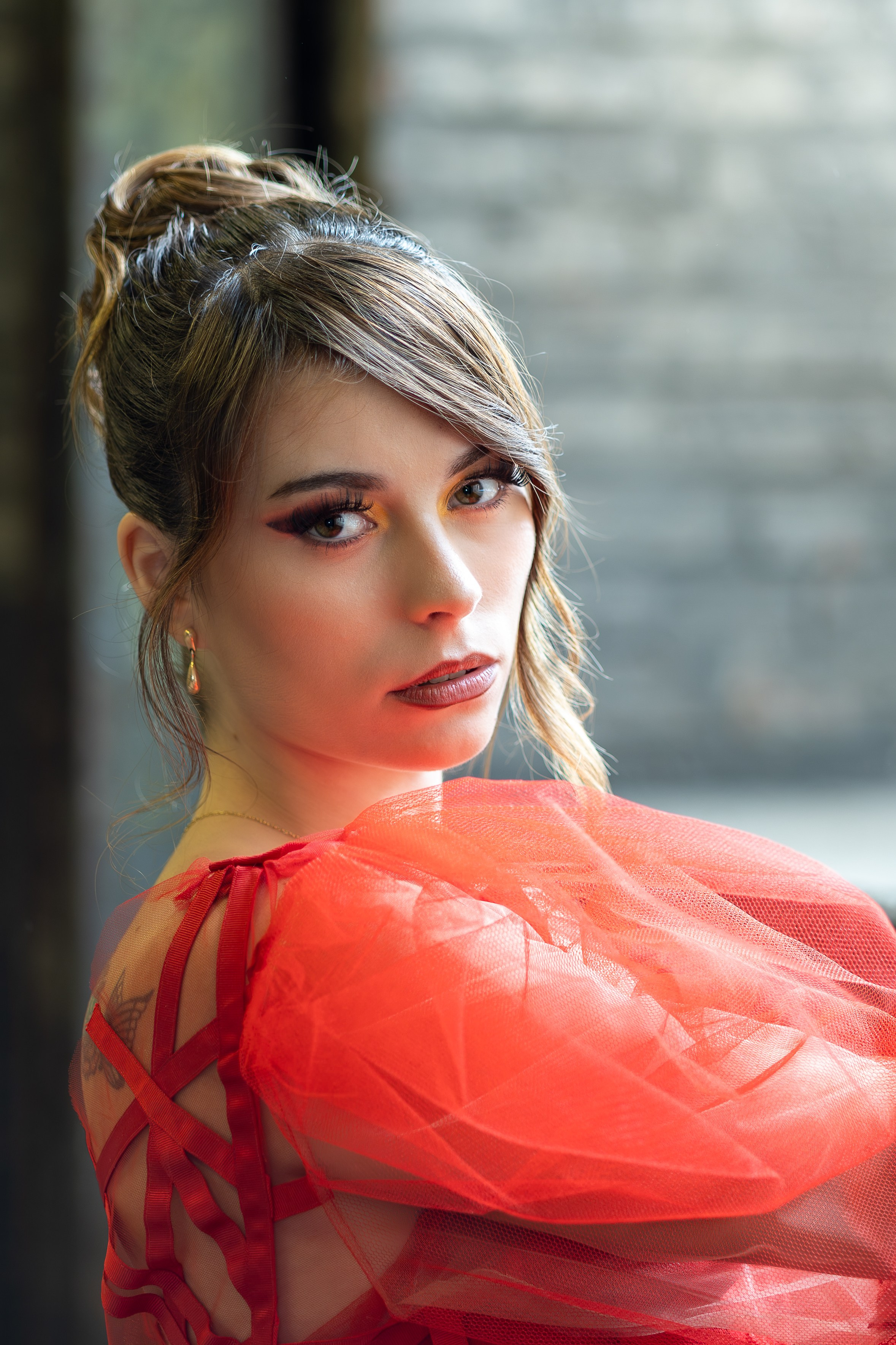 Haute couture trouwjurk met elegante kanten details vastgelegd door Kapture Fotografie