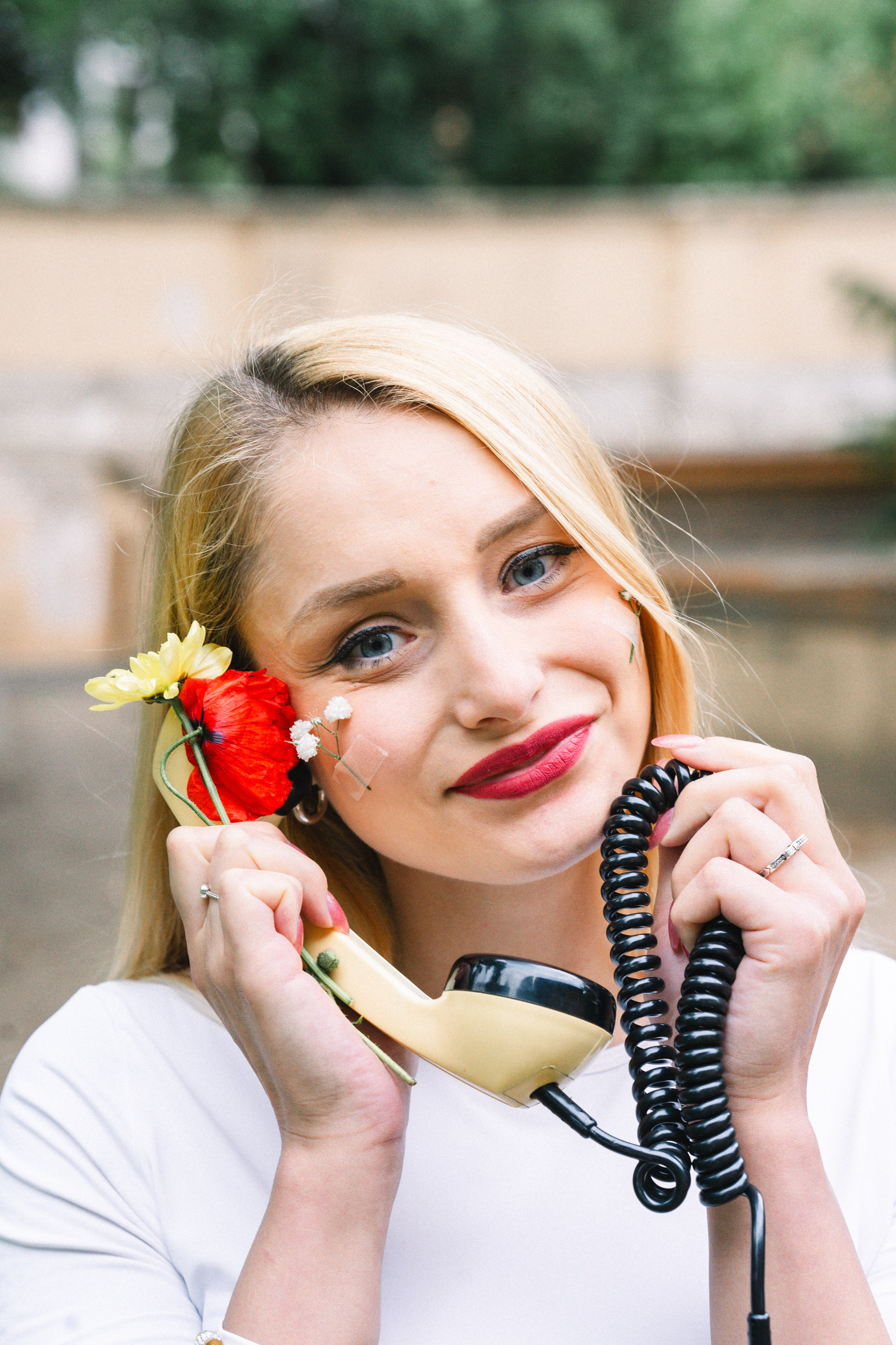 Utržené sluchátko. Jana Holubová | Svatební, párová a rodinná fotografka v Praze