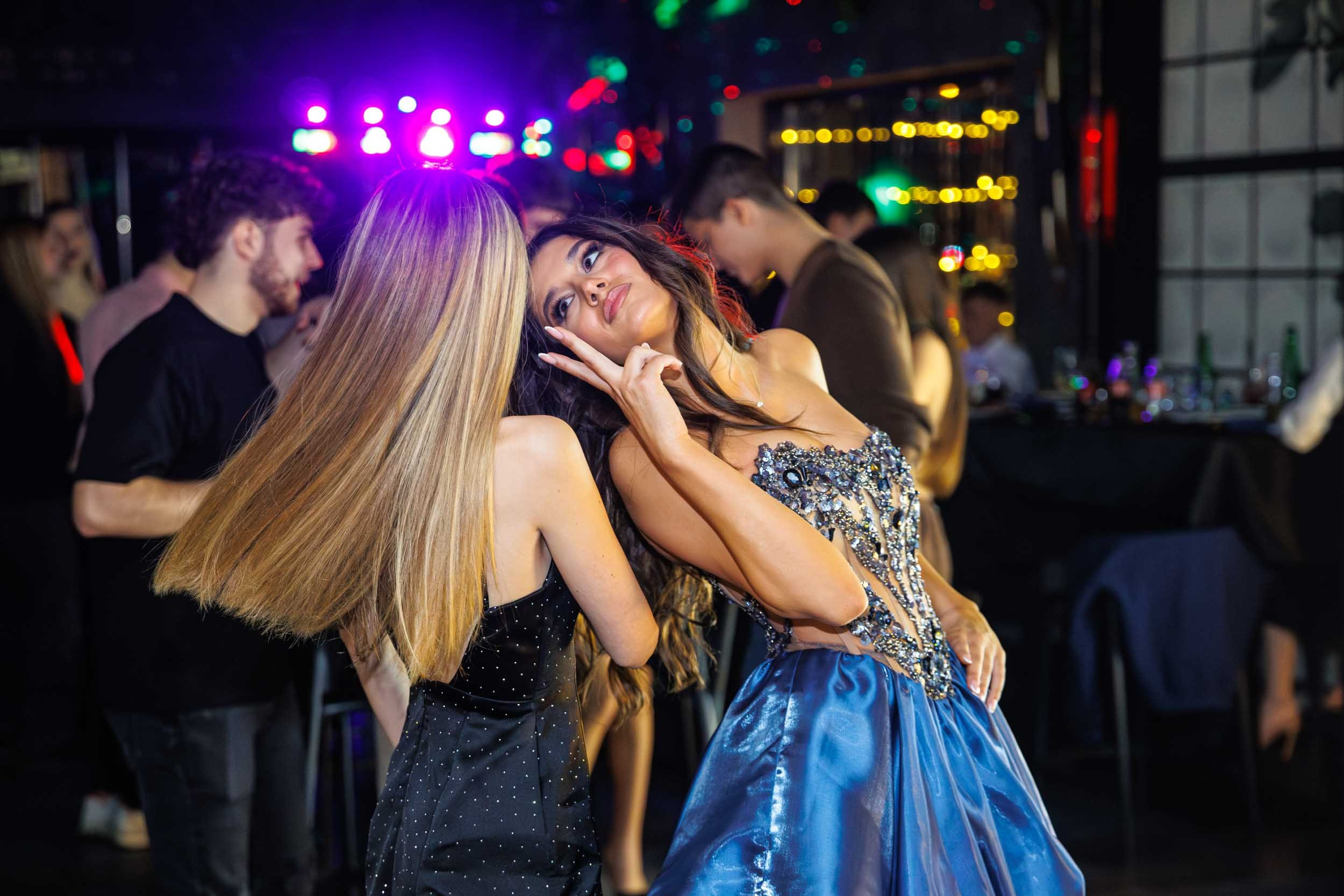 Veselje i plesa na proslavi 18. rođendana, spontano fotografisanje proslave u SHOWROOM Event centru Novi Sad.