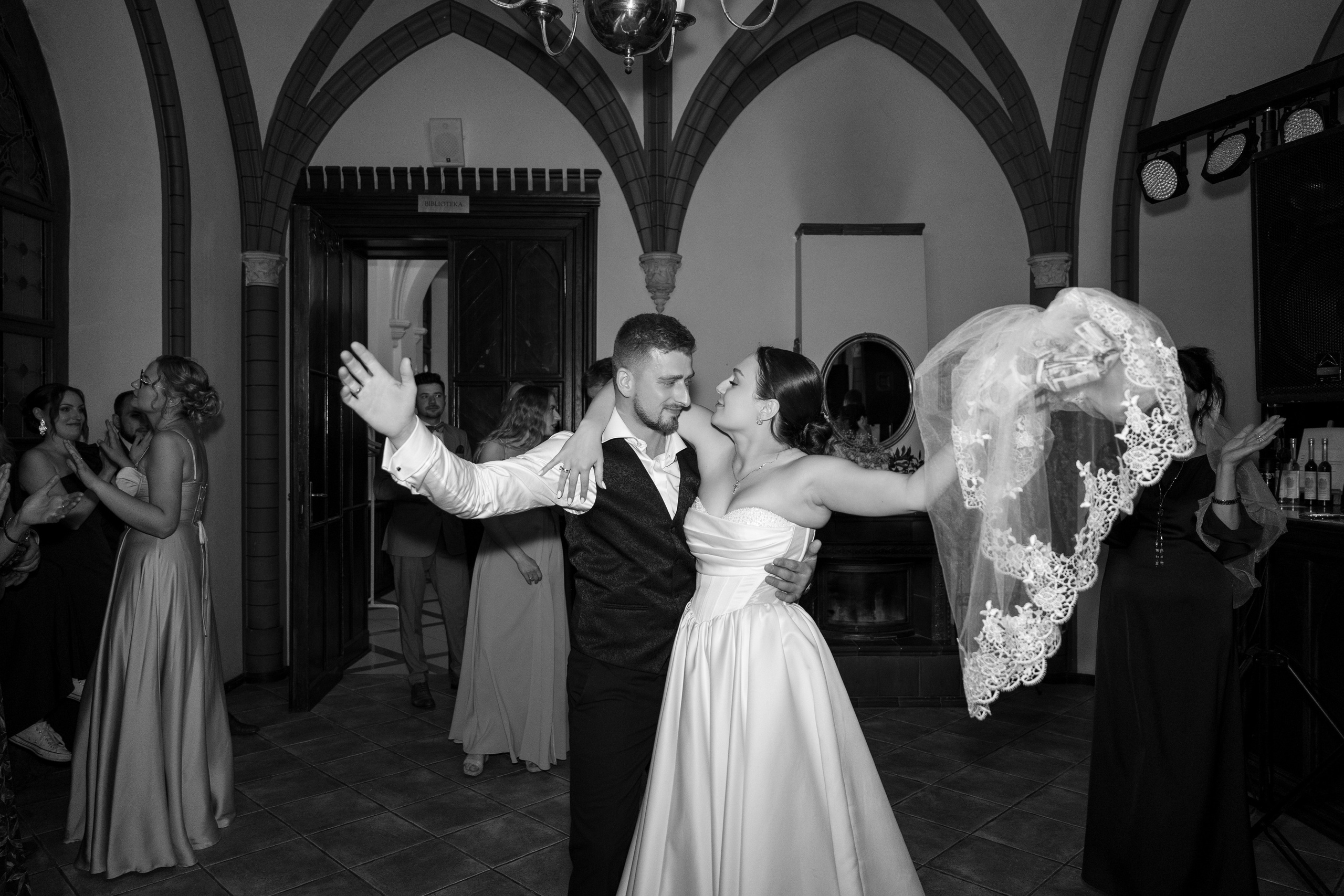 E&N: Zamek w Rzucewie. SL Wedding Photo — Editorial, Elegant & Timeless Wedding Photography in Poland and Across Europe