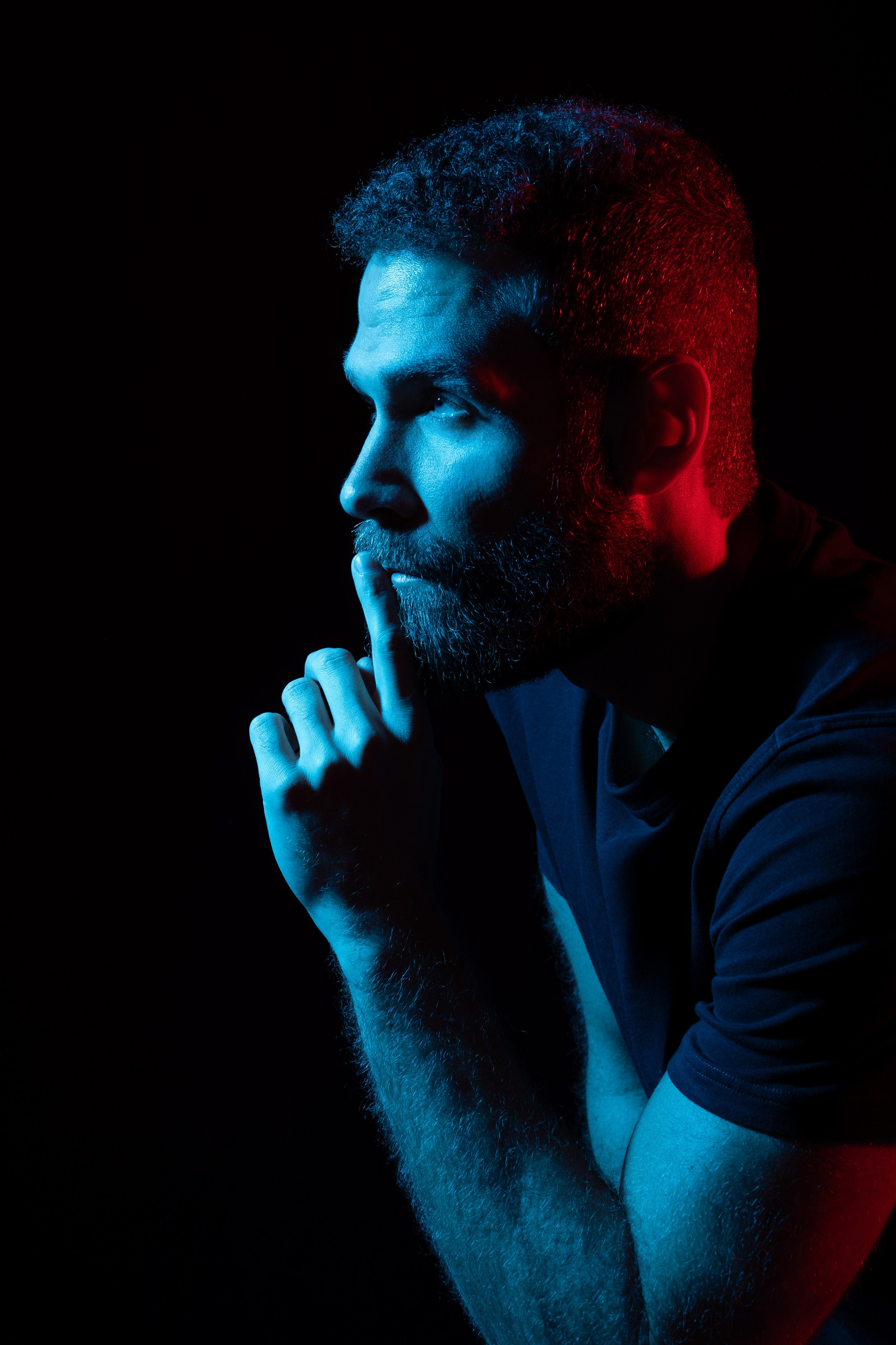 Ausdrucksstarkes Männerporträt im Studio mit farbigem Low-Key-Licht