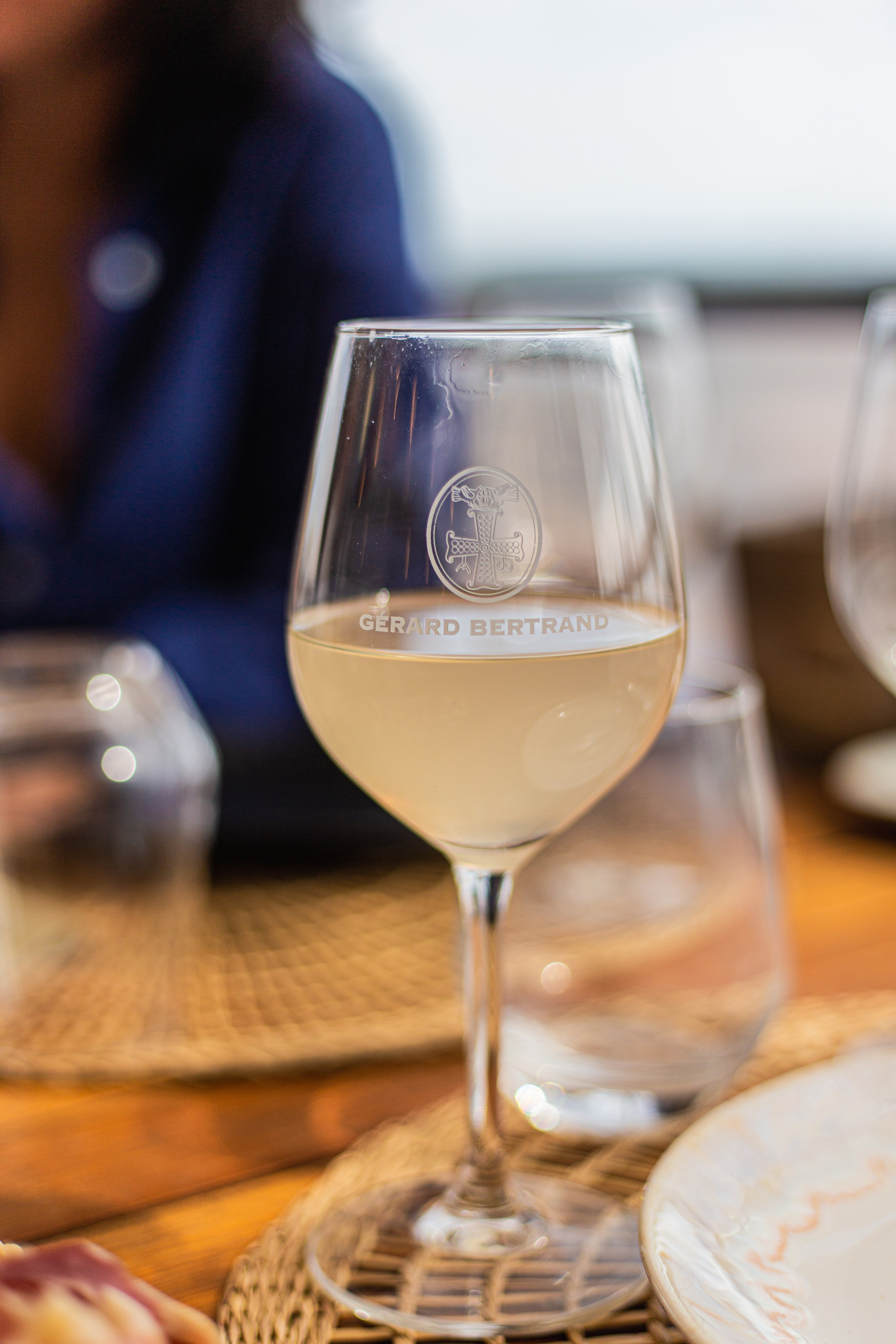 Photographe pour sommelière – Séance photo professionnelle pour entreprise. Photographe professionnelle à Poitiers, Tours et Châtellerault | Studio photo entre Poitiers et Tours – portraits, familles, entreprises, ma